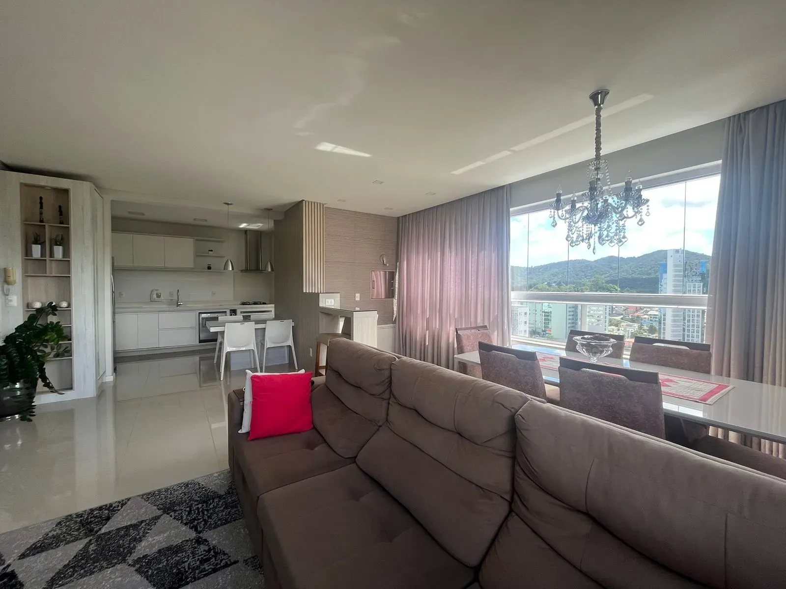 Apartamento com 2 suítes e 2 vagas de garagem no Bairro Pioneiros em Balneário Camboriú/SC