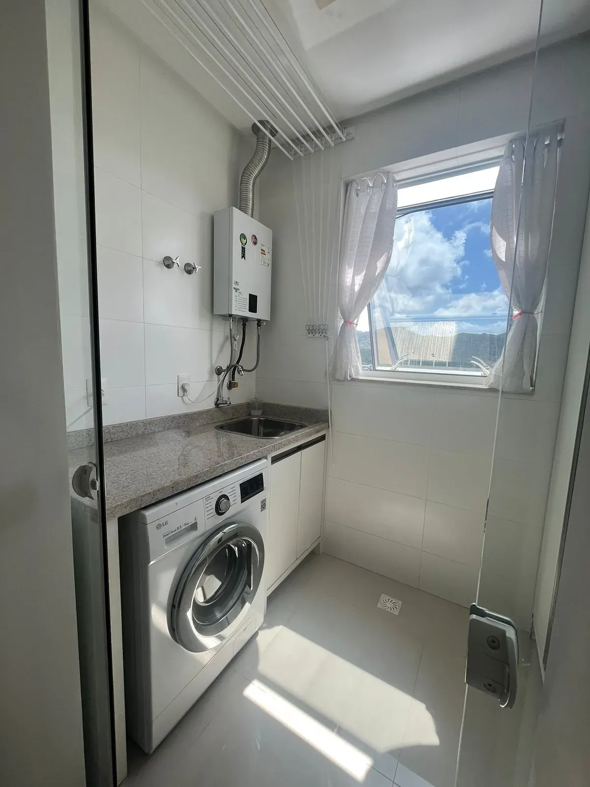 Apartamento com 2 suítes e 2 vagas de garagem no Bairro Pioneiros em Balneário Camboriú/SC