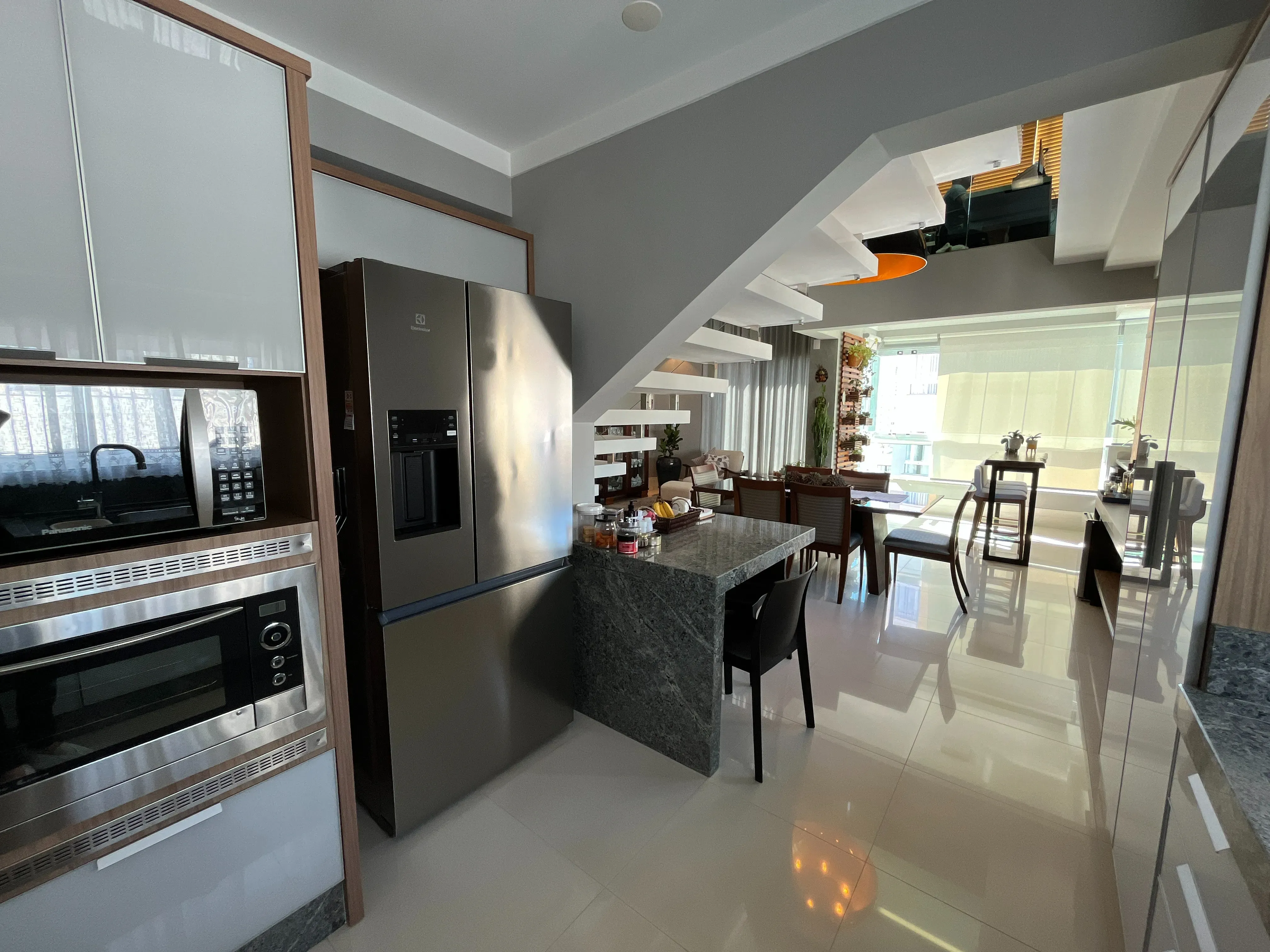 Apartamento duplex finamente mobiliado 3 suítes e 2 vagas no Centro de Balneário Camboriú/SC