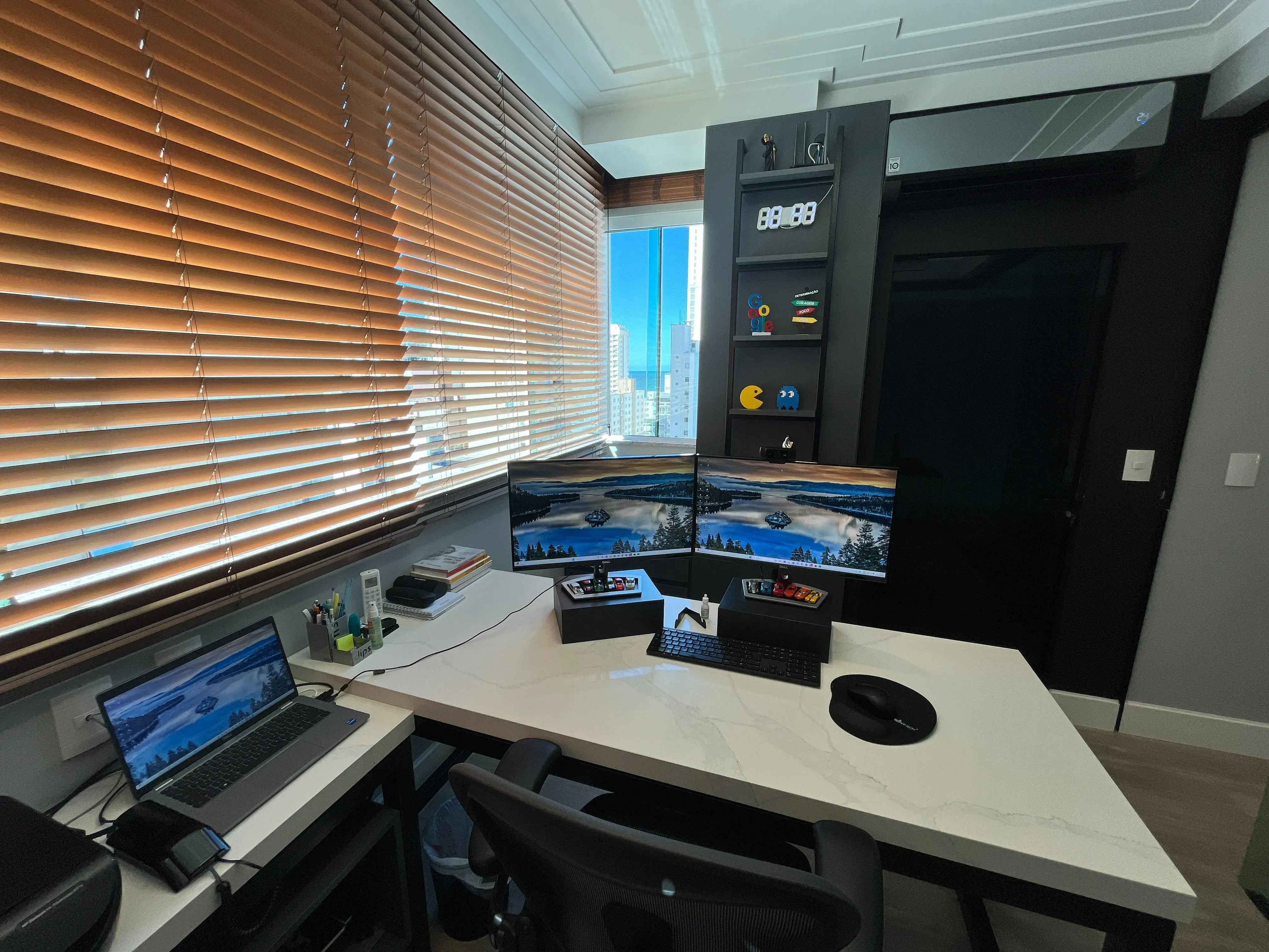 Apartamento duplex finamente mobiliado 3 suítes e 2 vagas no Centro de Balneário Camboriú/SC