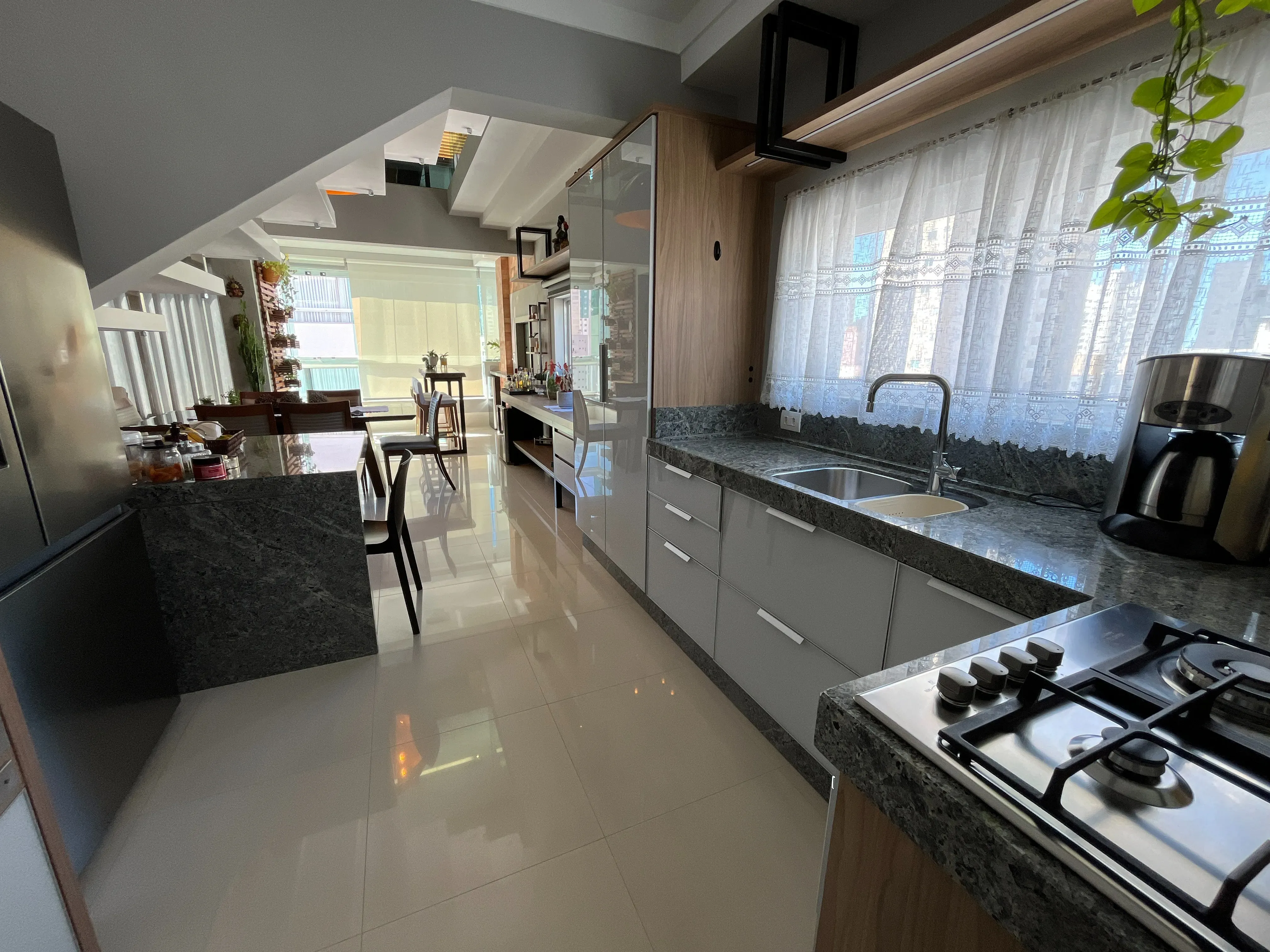 Apartamento duplex finamente mobiliado 3 suítes e 2 vagas no Centro de Balneário Camboriú/SC