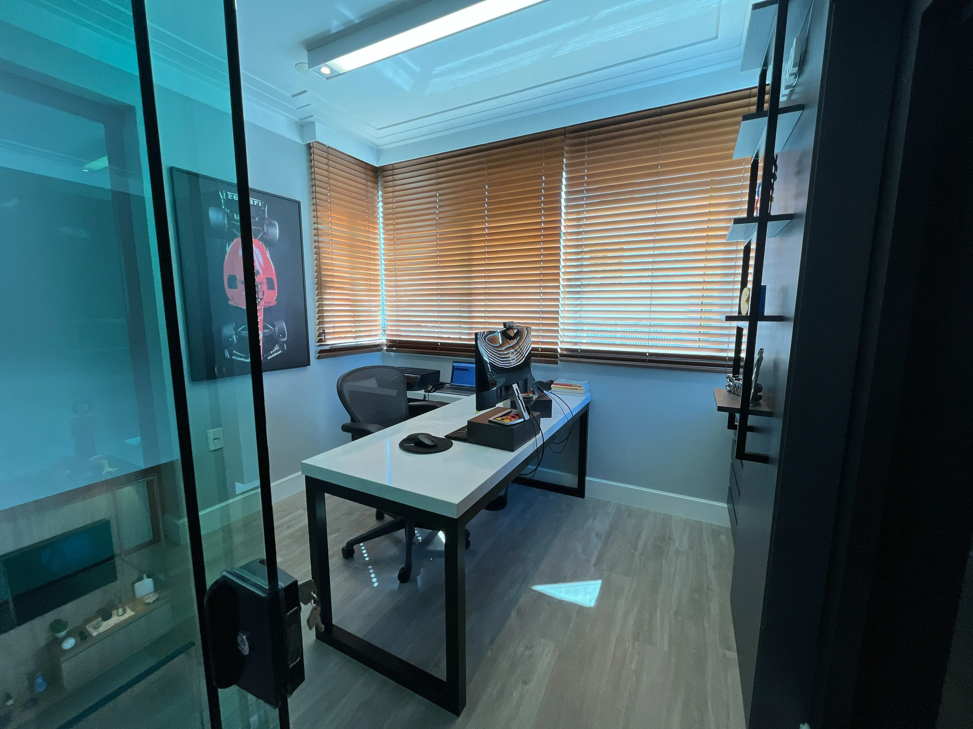 Apartamento duplex finamente mobiliado 3 suítes e 2 vagas no Centro de Balneário Camboriú/SC