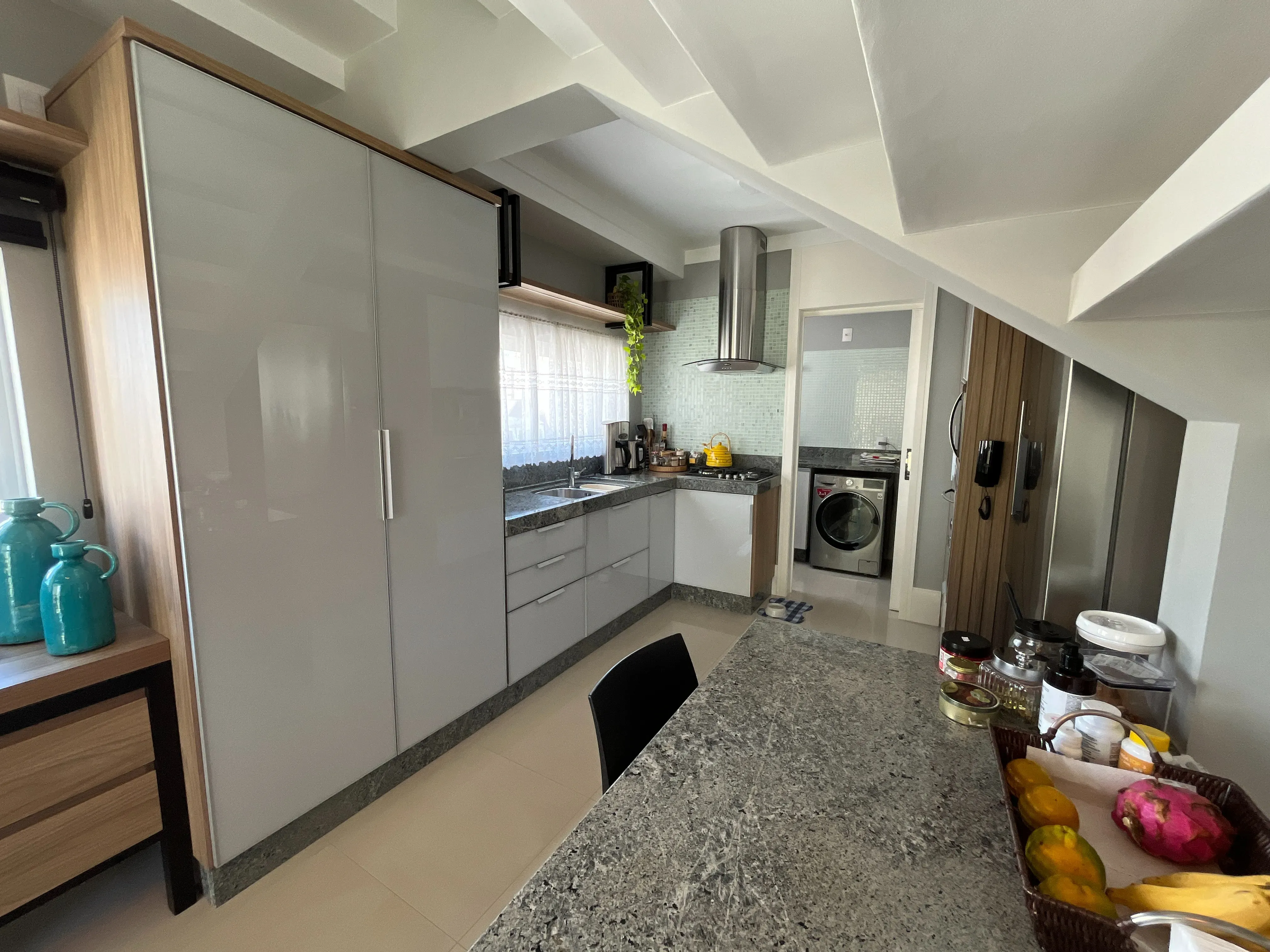 Apartamento duplex finamente mobiliado 3 suítes e 2 vagas no Centro de Balneário Camboriú/SC