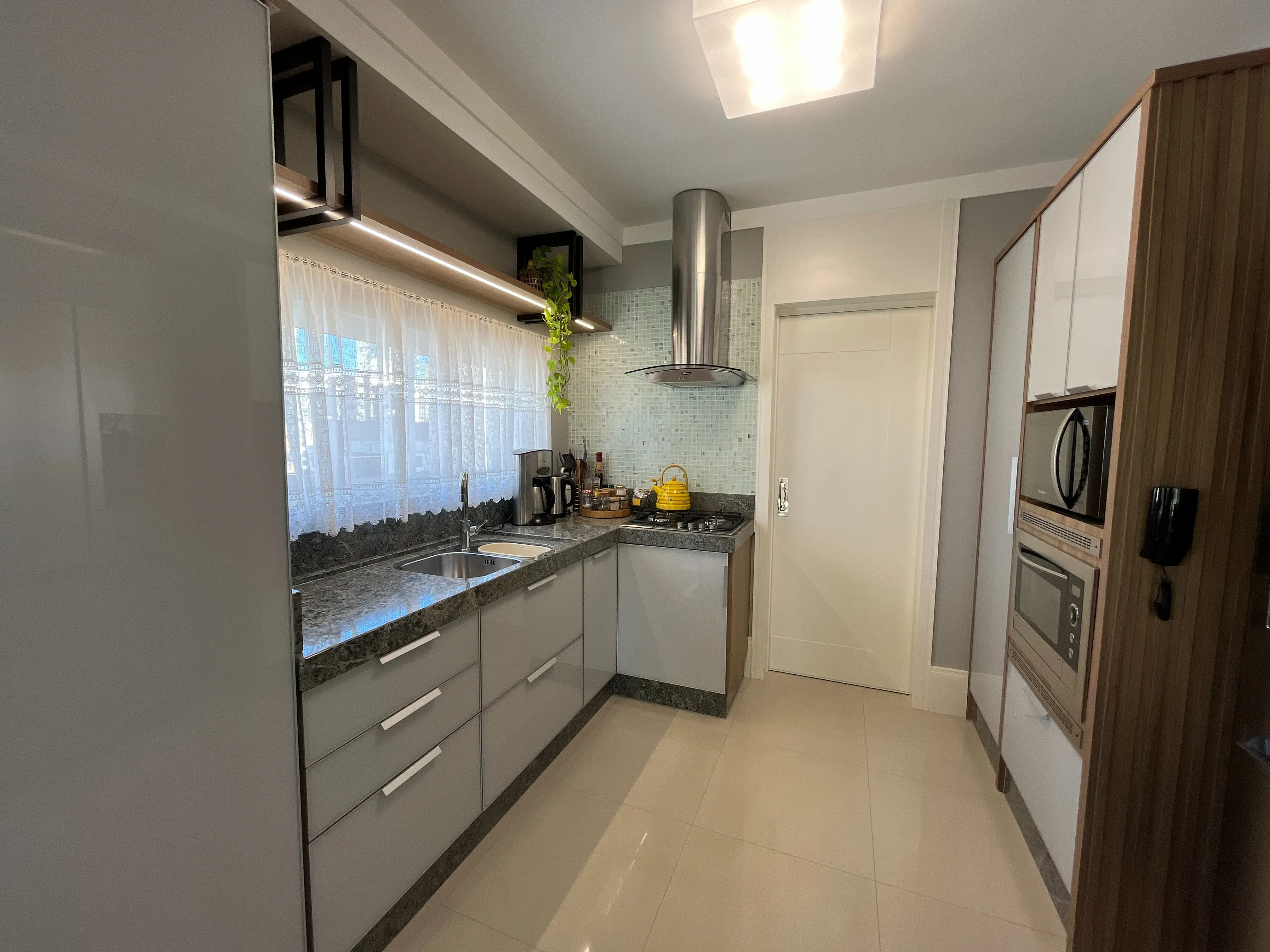 Apartamento duplex finamente mobiliado 3 suítes e 2 vagas no Centro de Balneário Camboriú/SC