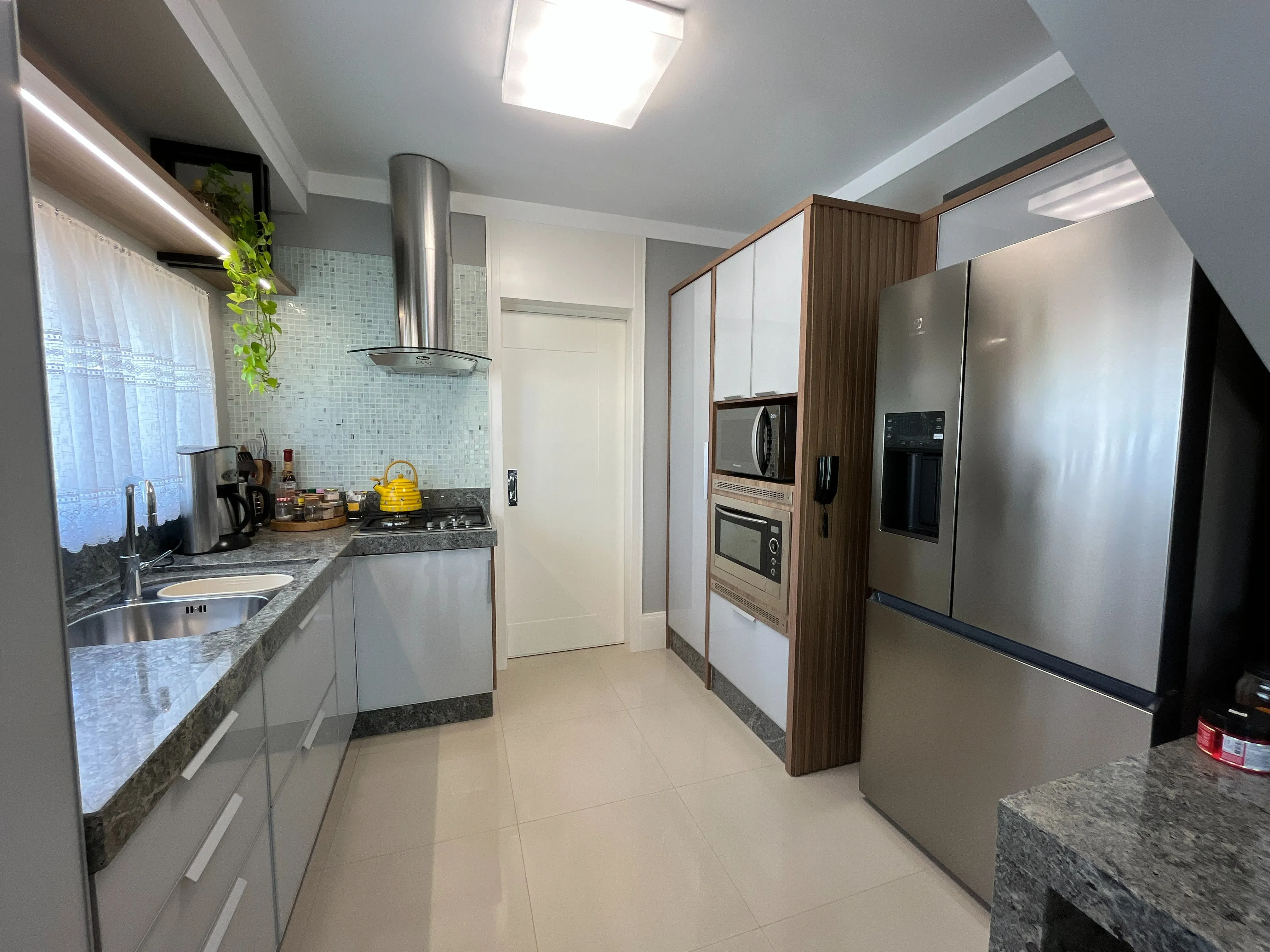 Apartamento duplex finamente mobiliado 3 suítes e 2 vagas no Centro de Balneário Camboriú/SC