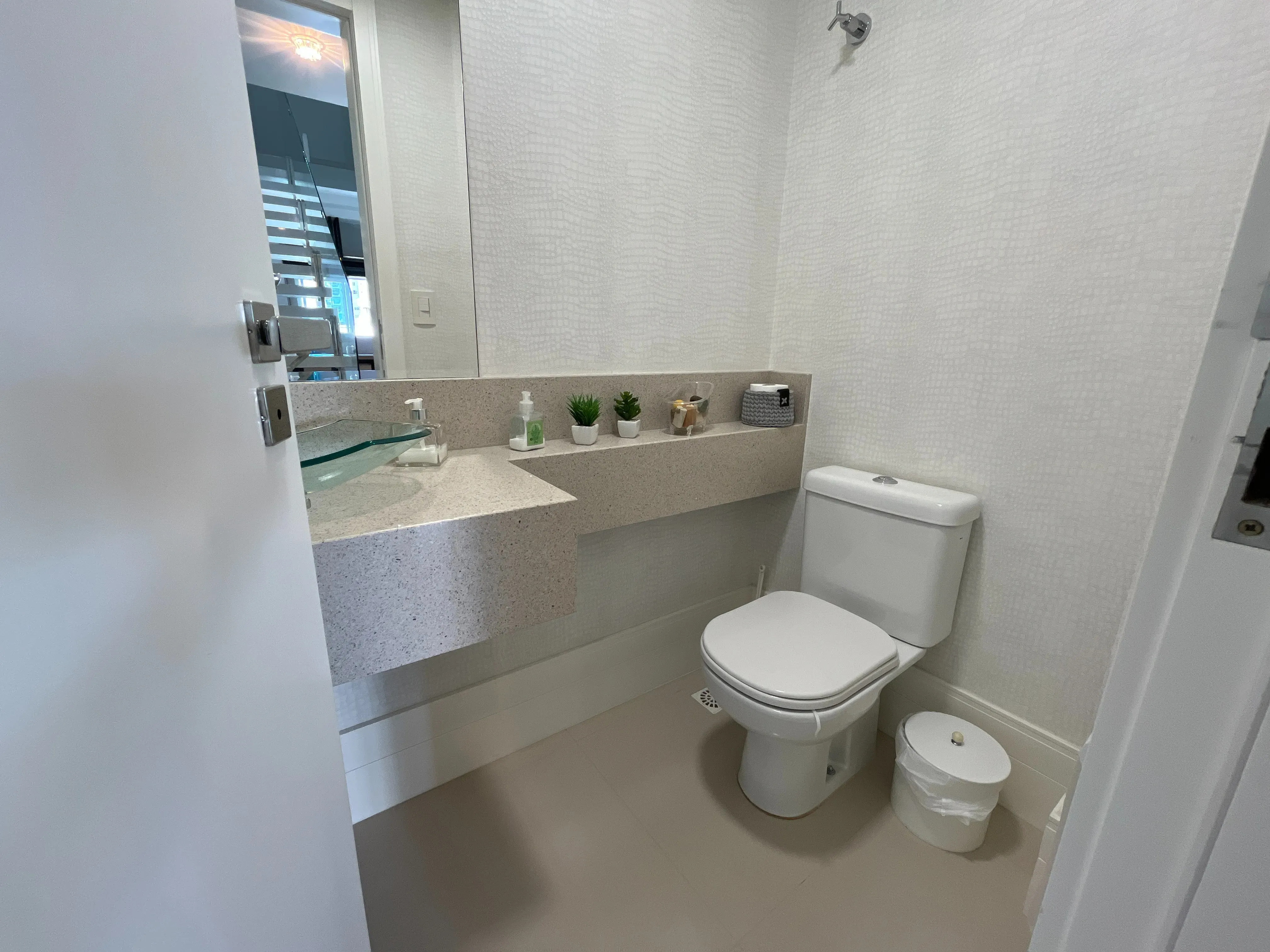 Apartamento duplex finamente mobiliado 3 suítes e 2 vagas no Centro de Balneário Camboriú/SC