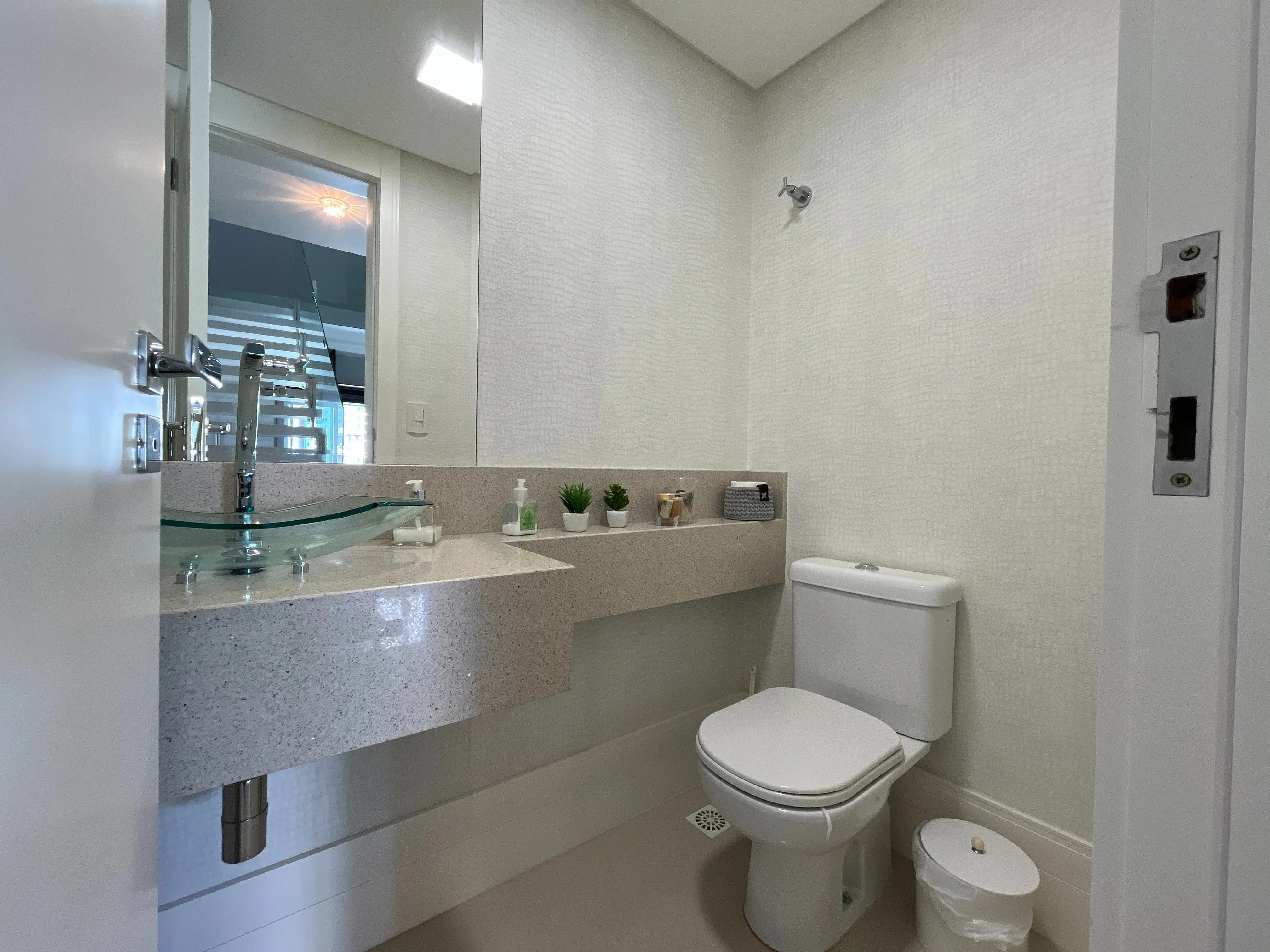 Apartamento duplex finamente mobiliado 3 suítes e 2 vagas no Centro de Balneário Camboriú/SC