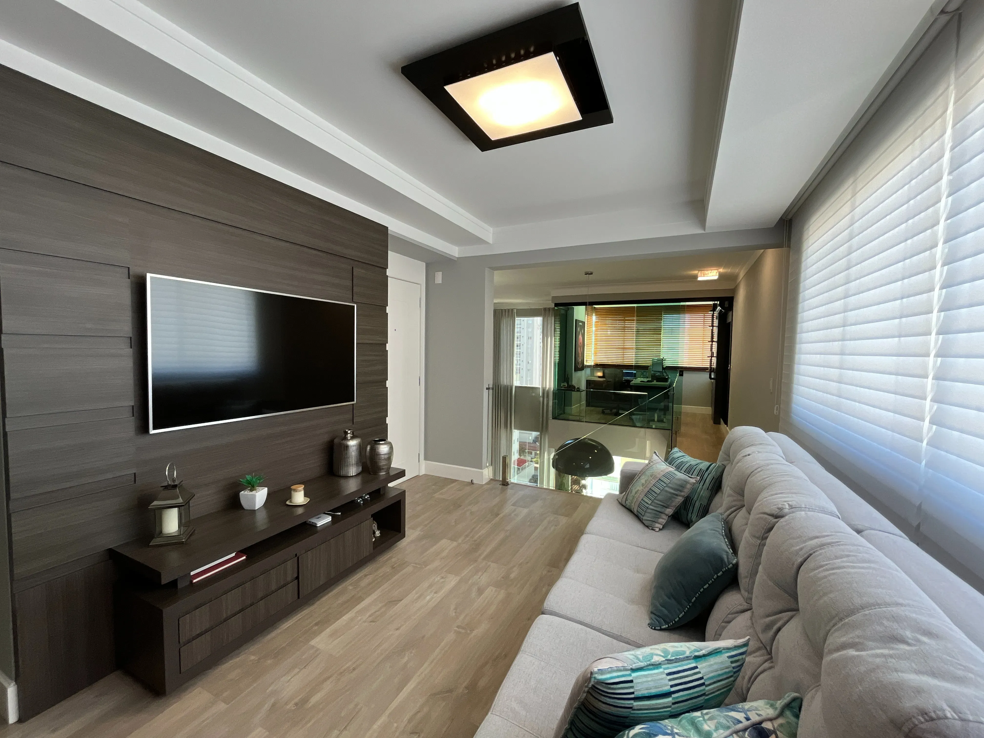 Apartamento duplex finamente mobiliado 3 suítes e 2 vagas no Centro de Balneário Camboriú/SC