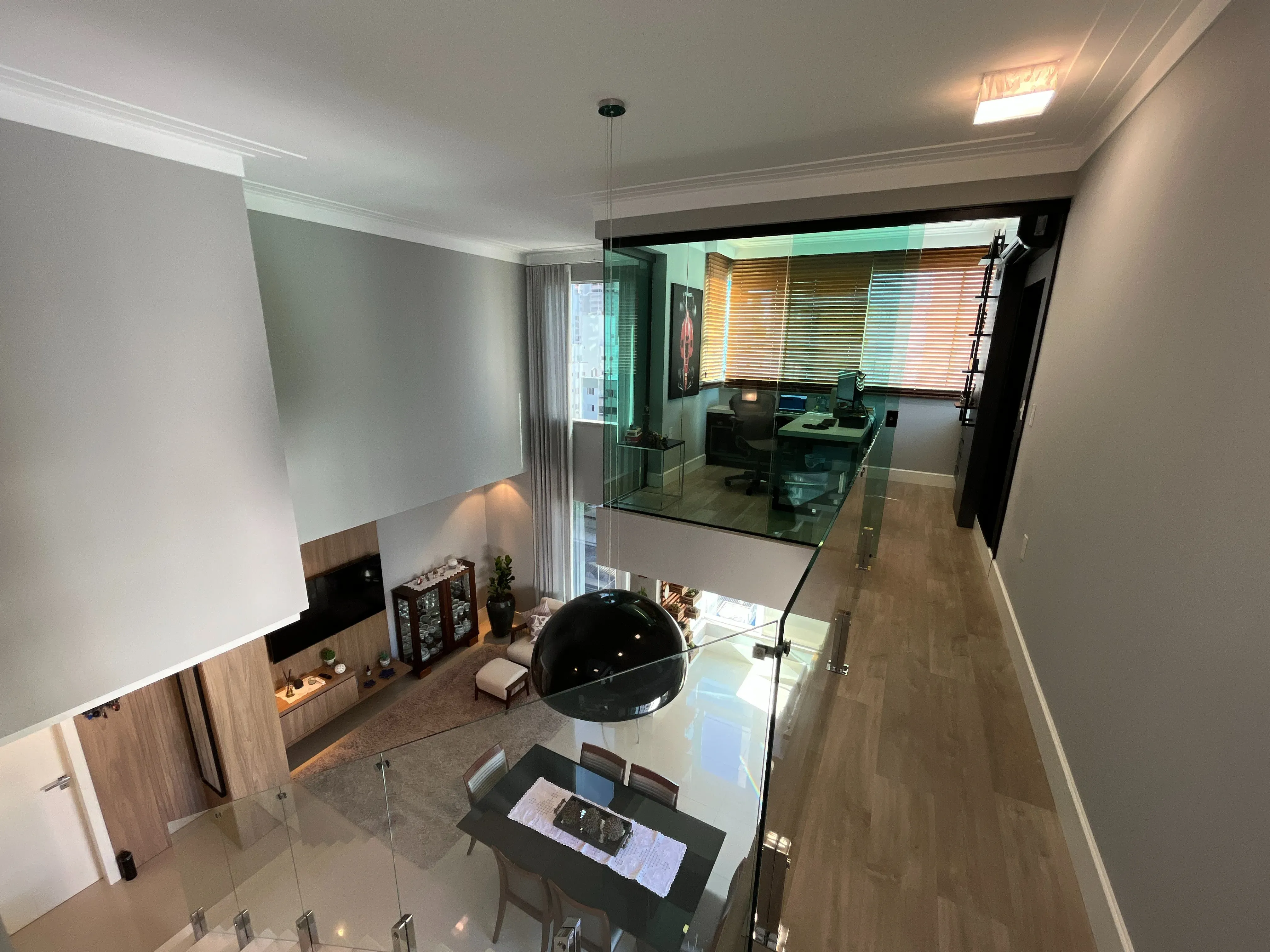 Apartamento duplex finamente mobiliado 3 suítes e 2 vagas no Centro de Balneário Camboriú/SC