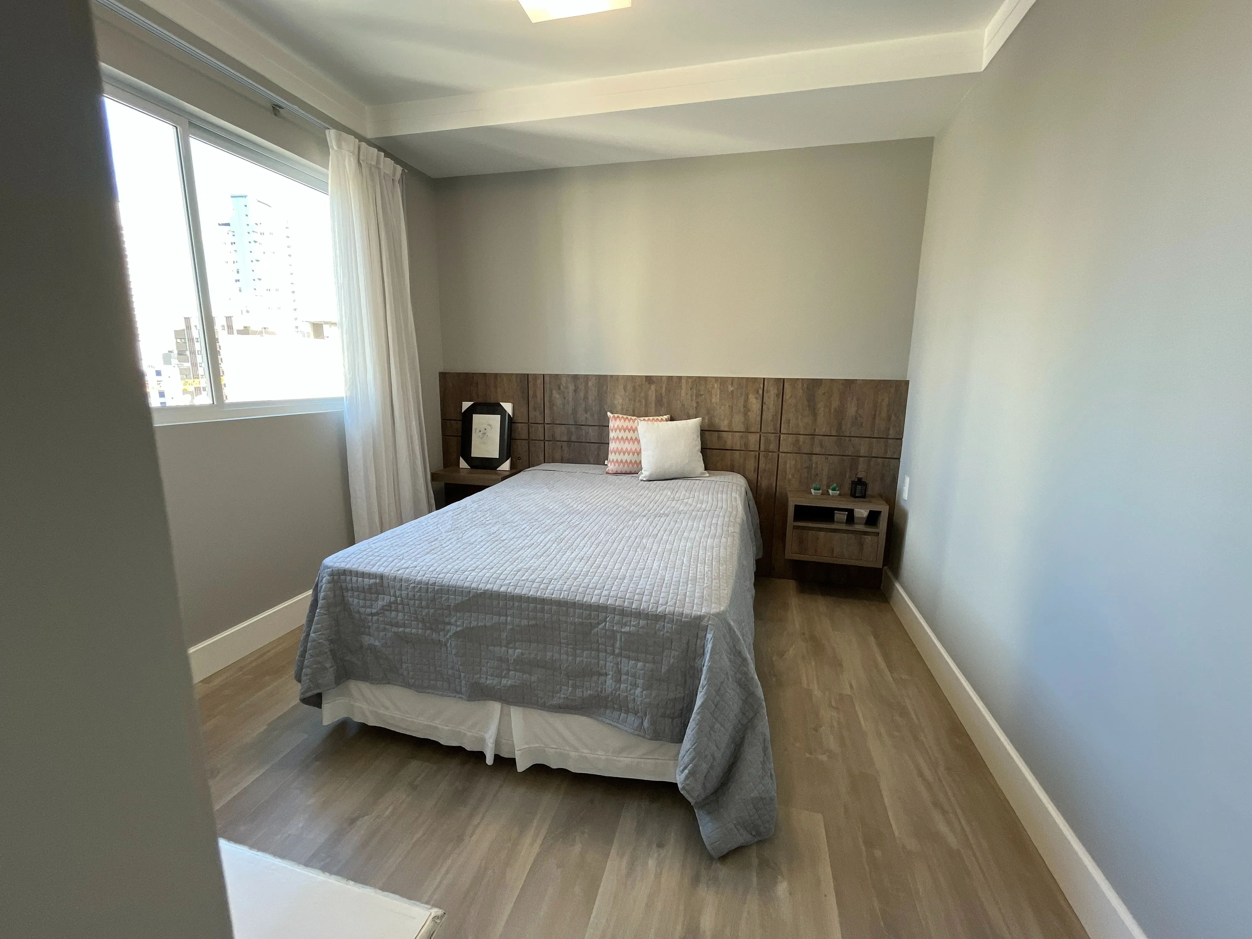 Apartamento duplex finamente mobiliado 3 suítes e 2 vagas no Centro de Balneário Camboriú/SC