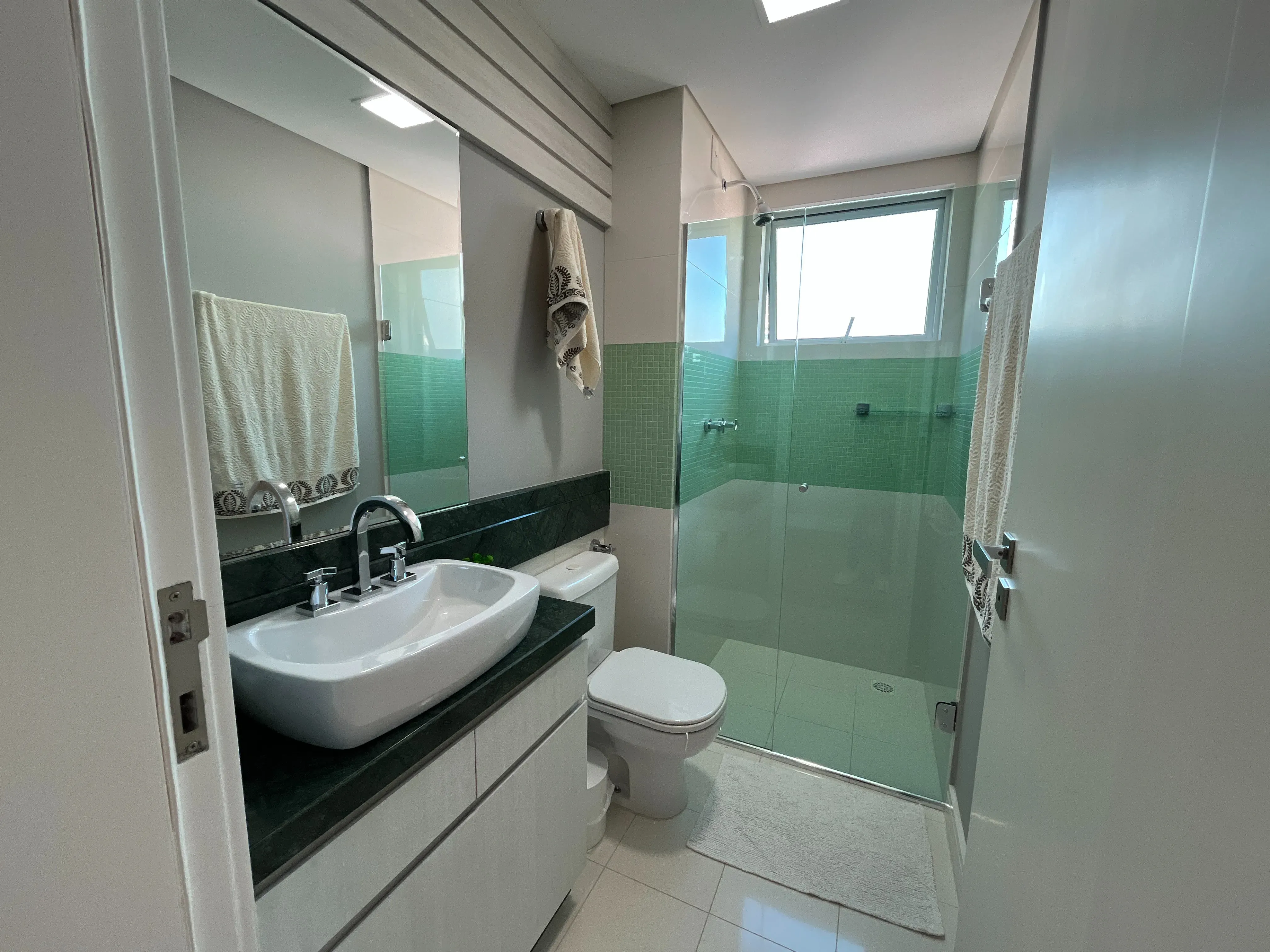 Apartamento duplex finamente mobiliado 3 suítes e 2 vagas no Centro de Balneário Camboriú/SC