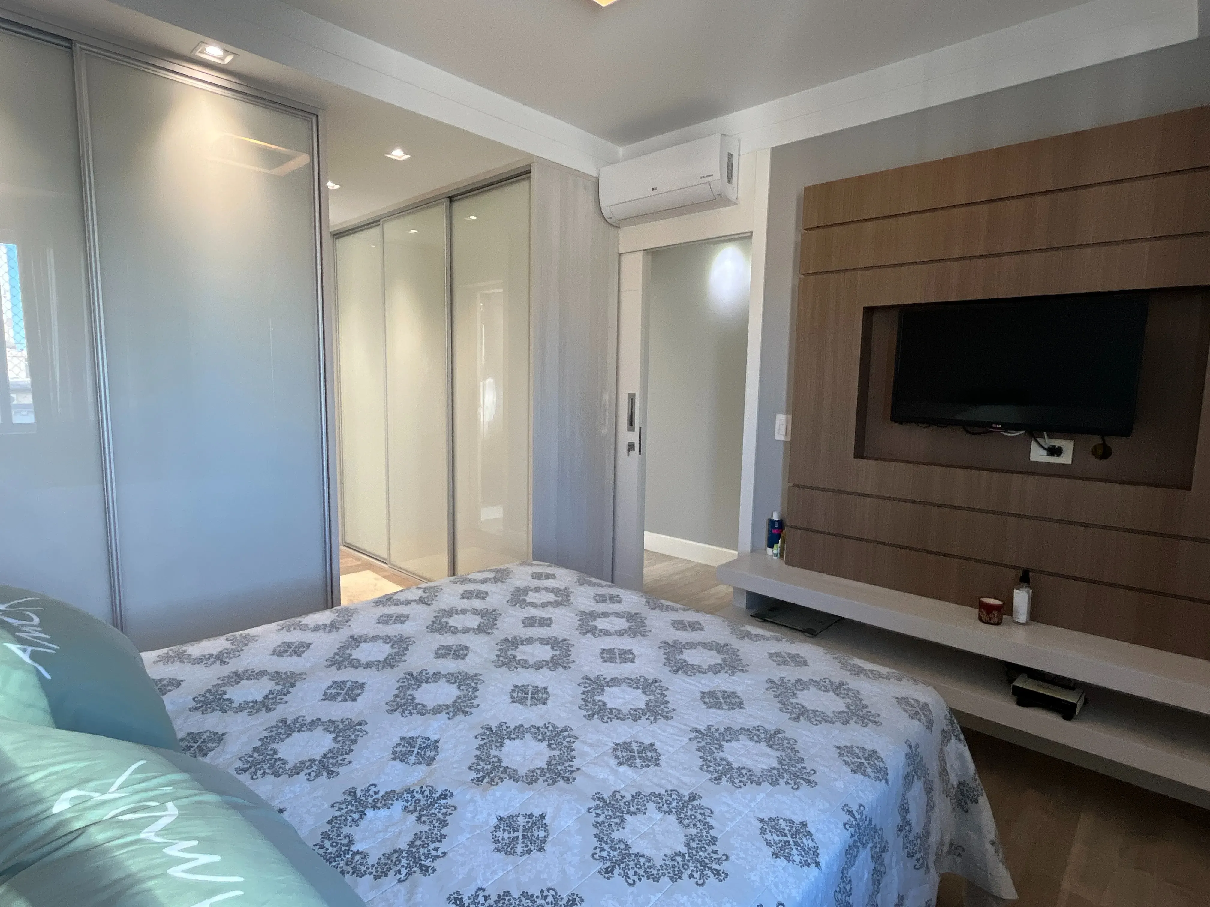 Apartamento duplex finamente mobiliado 3 suítes e 2 vagas no Centro de Balneário Camboriú/SC