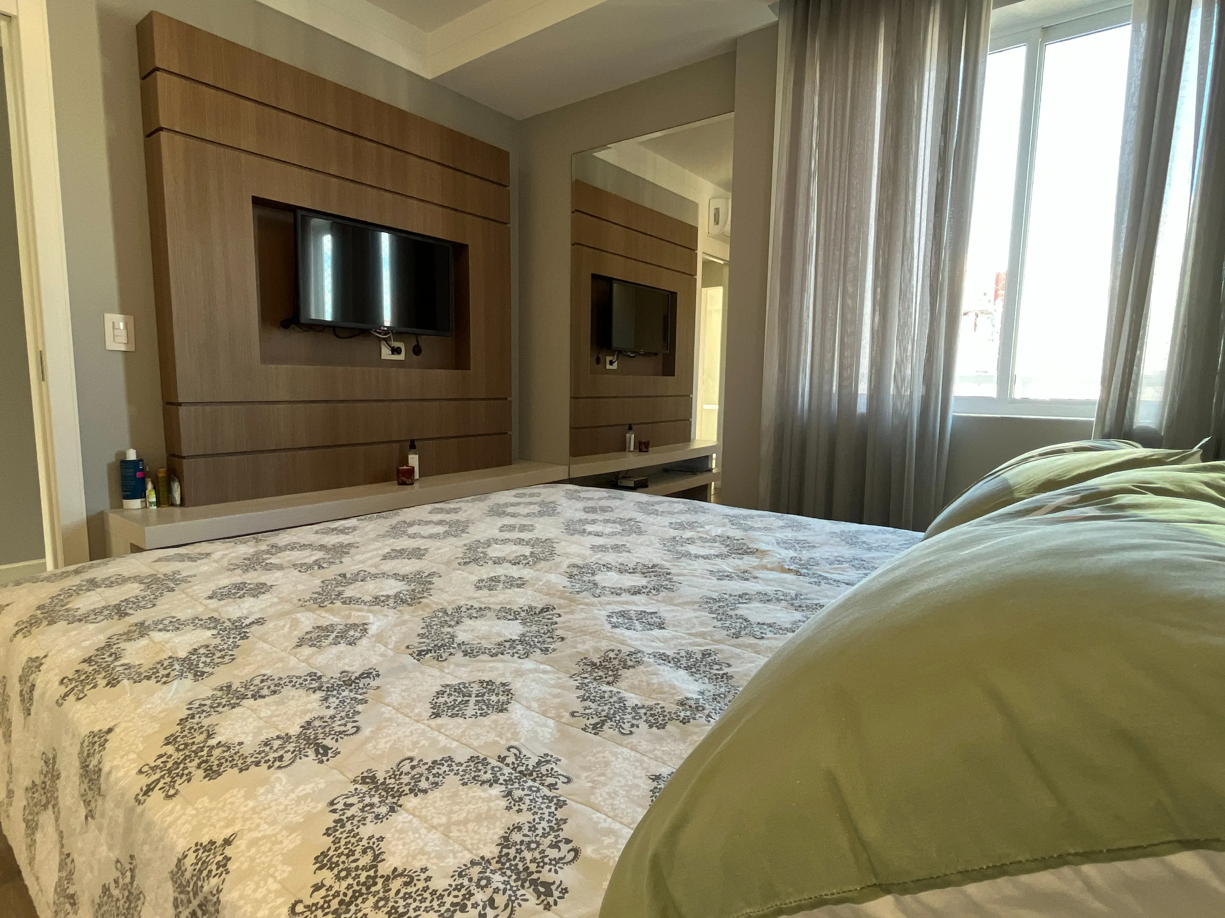 Apartamento duplex finamente mobiliado 3 suítes e 2 vagas no Centro de Balneário Camboriú/SC