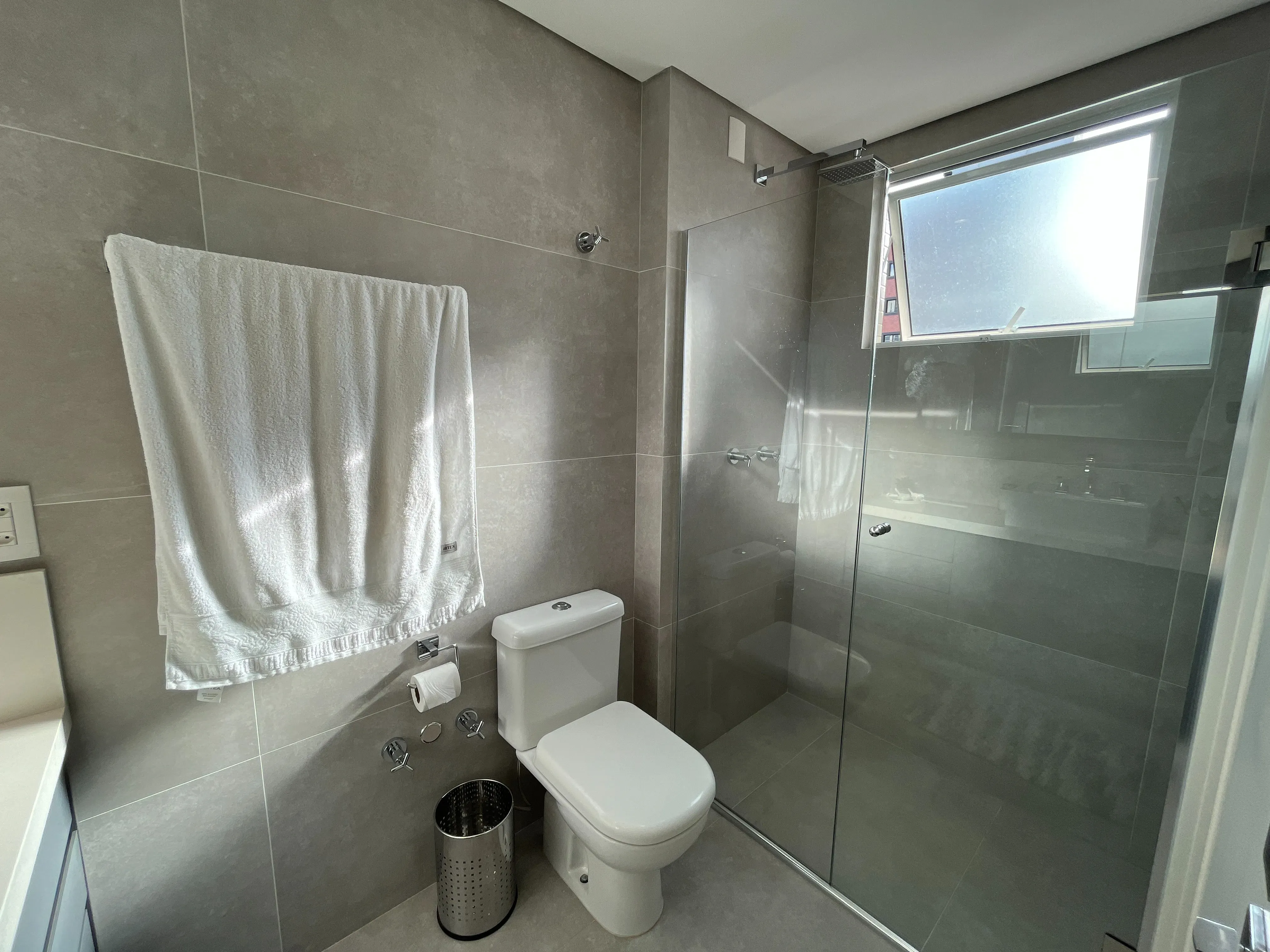 Apartamento duplex finamente mobiliado 3 suítes e 2 vagas no Centro de Balneário Camboriú/SC