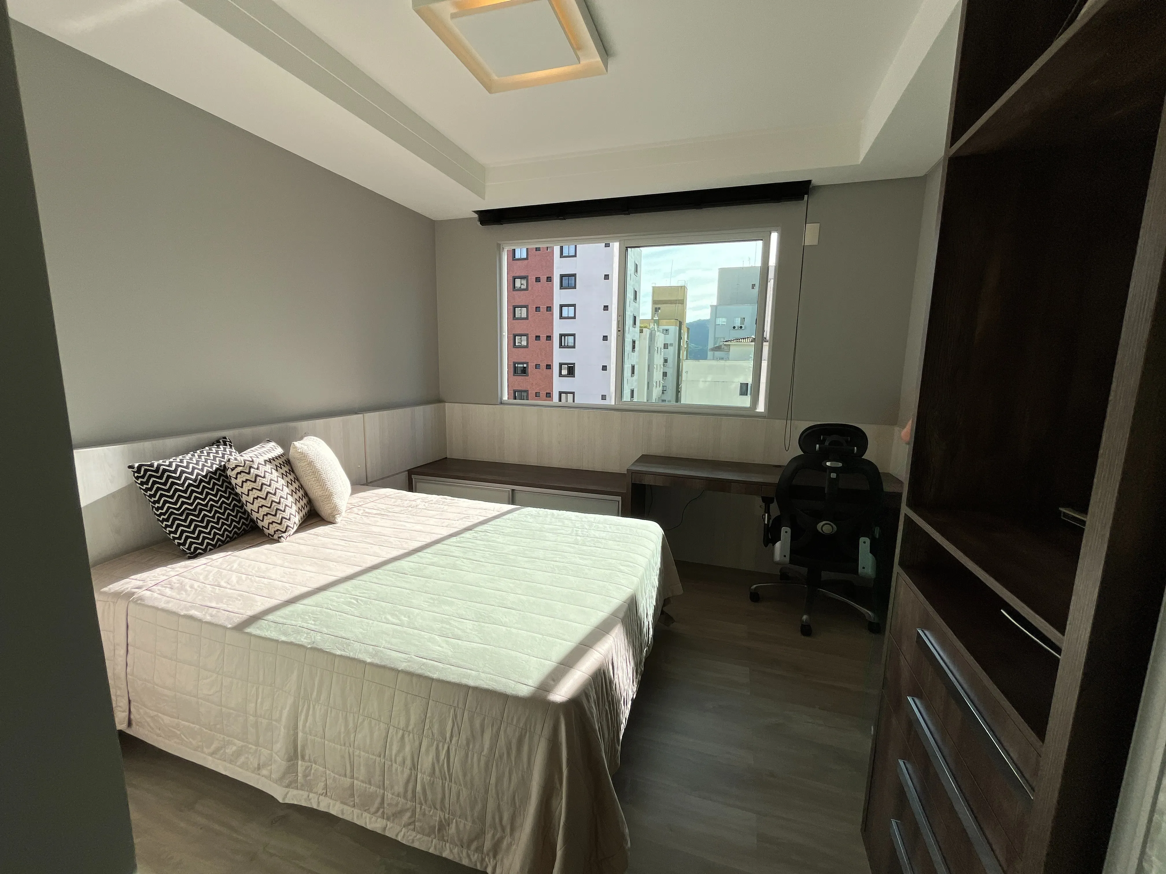 Apartamento duplex finamente mobiliado 3 suítes e 2 vagas no Centro de Balneário Camboriú/SC