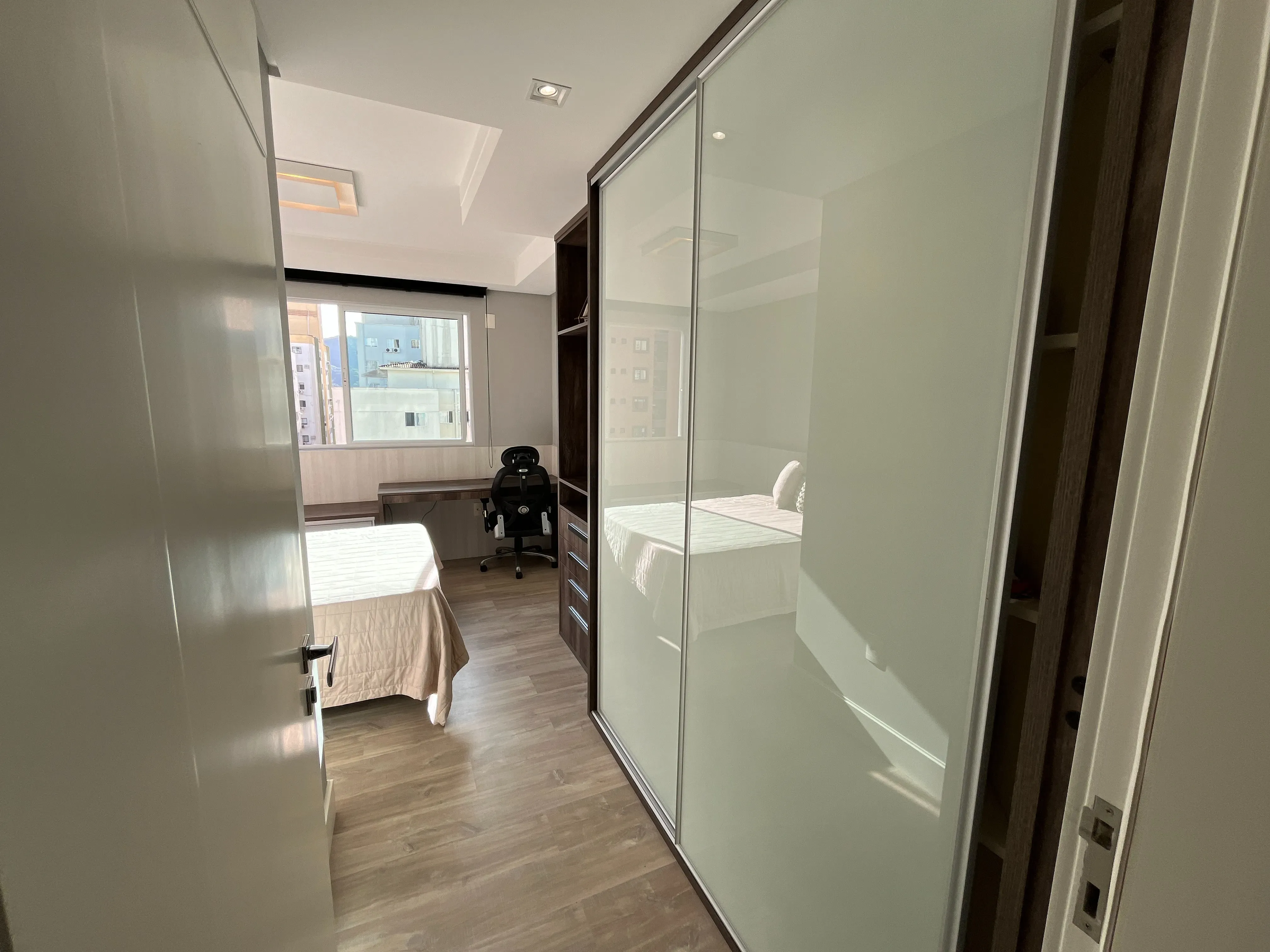 Apartamento duplex finamente mobiliado 3 suítes e 2 vagas no Centro de Balneário Camboriú/SC