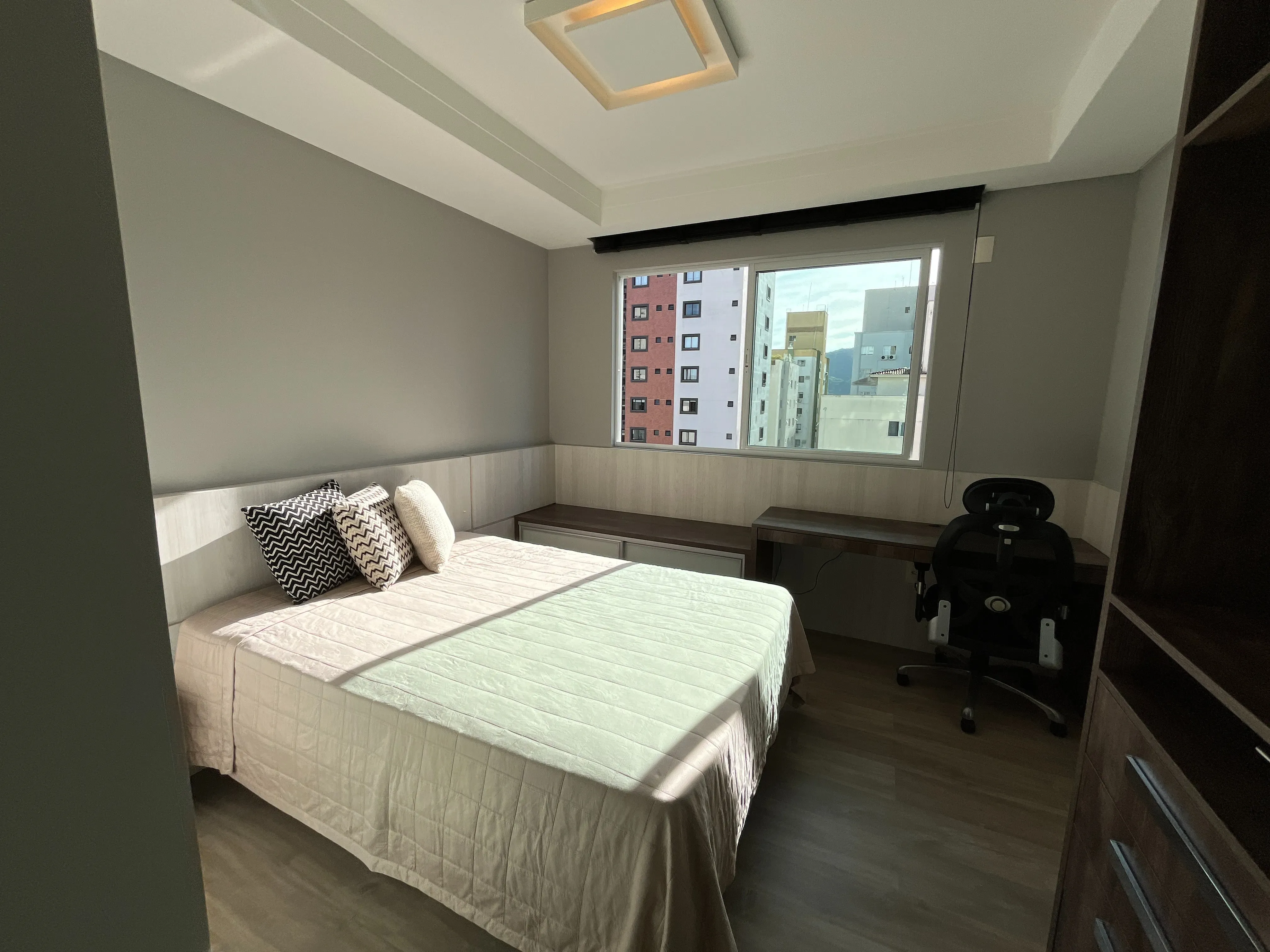 Apartamento duplex finamente mobiliado 3 suítes e 2 vagas no Centro de Balneário Camboriú/SC