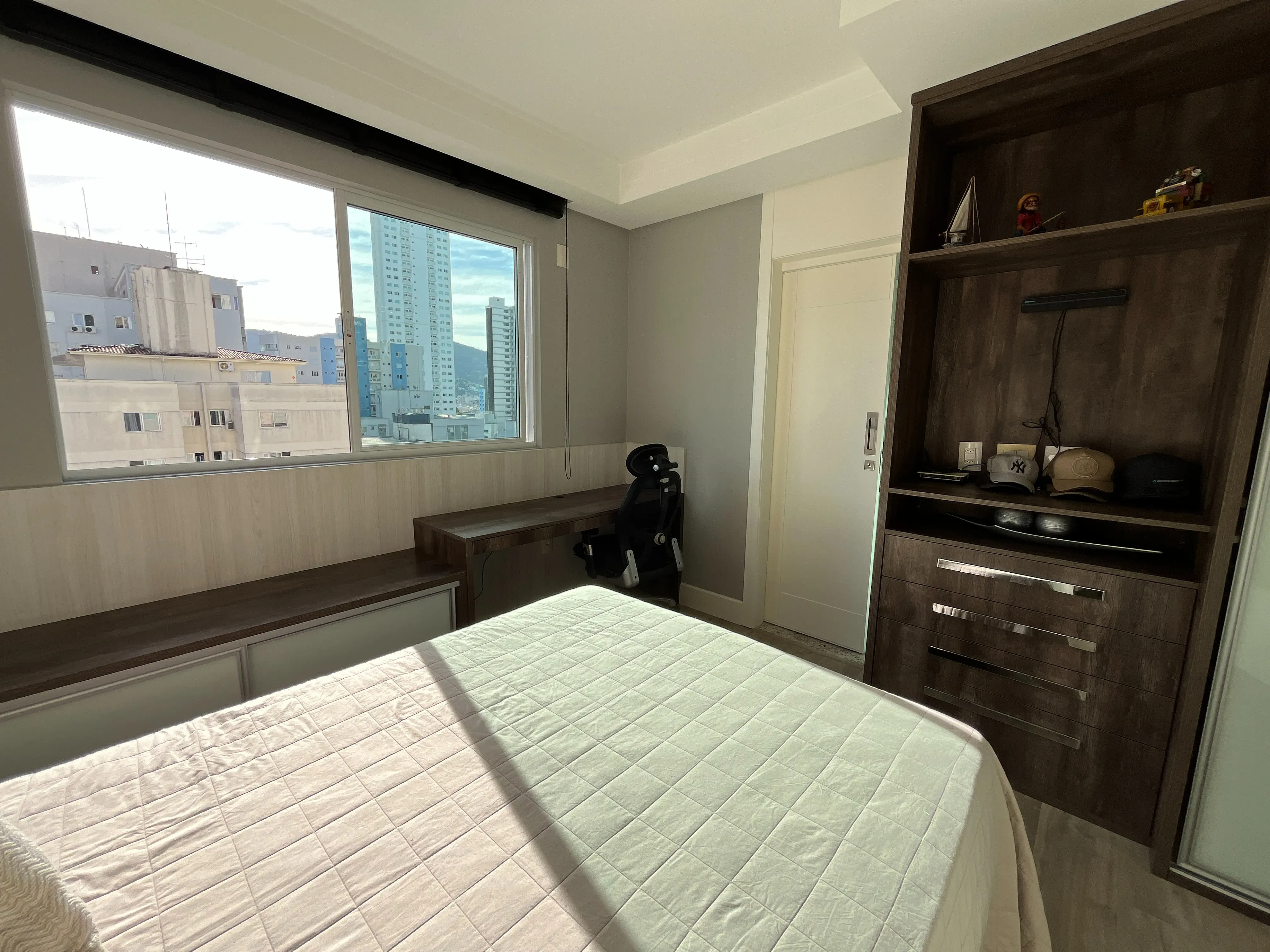 Apartamento duplex finamente mobiliado 3 suítes e 2 vagas no Centro de Balneário Camboriú/SC