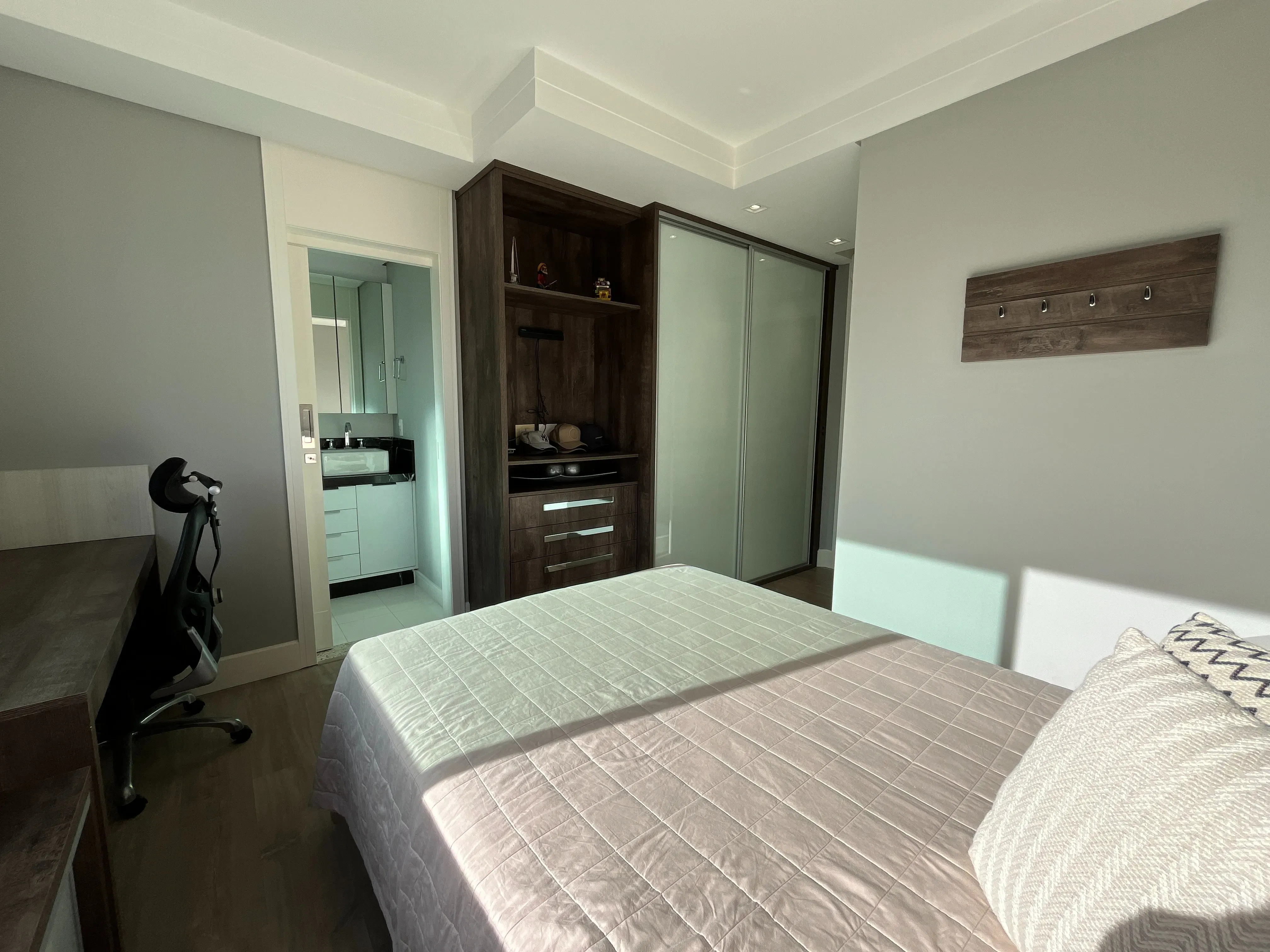 Apartamento duplex finamente mobiliado 3 suítes e 2 vagas no Centro de Balneário Camboriú/SC