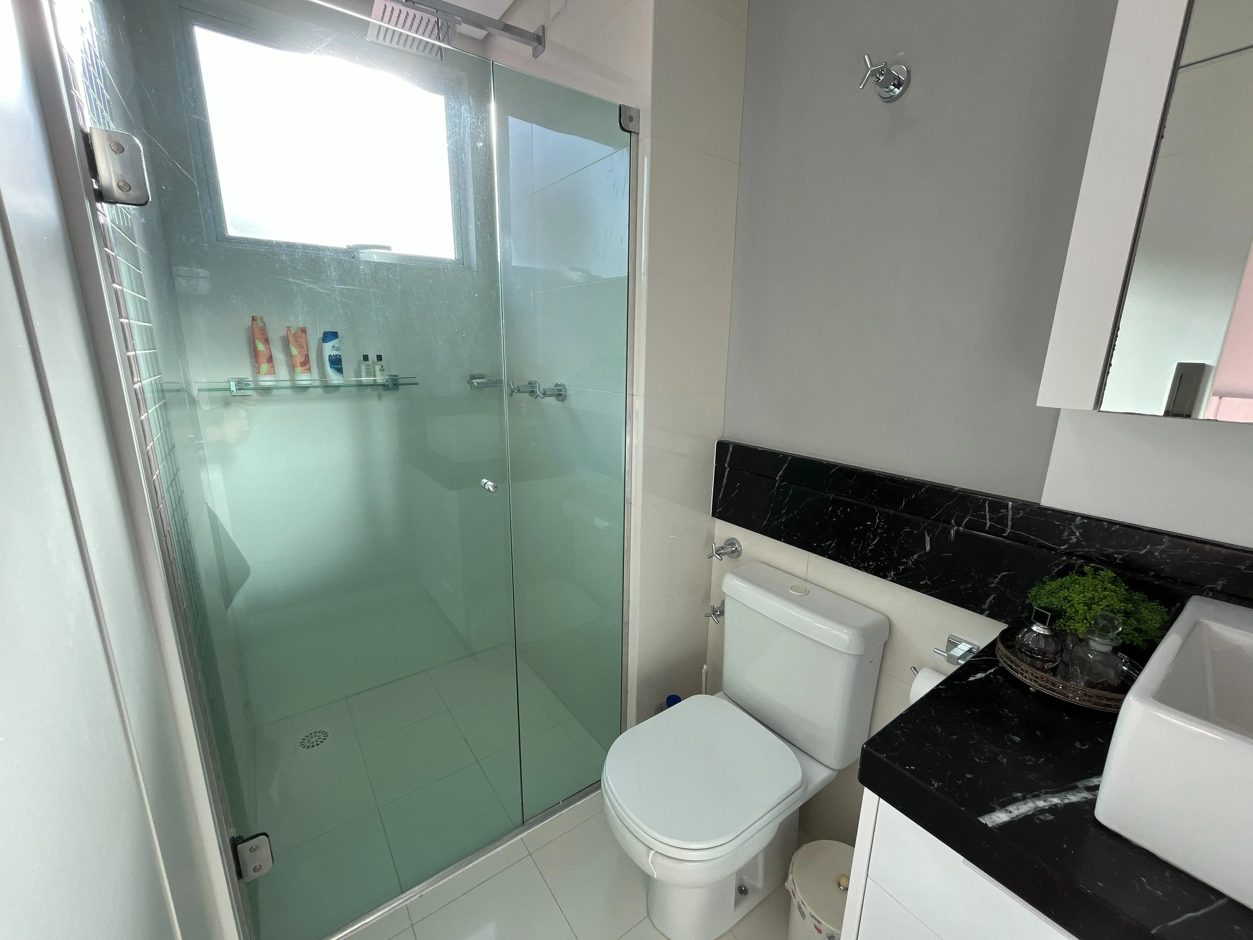 Apartamento duplex finamente mobiliado 3 suítes e 2 vagas no Centro de Balneário Camboriú/SC