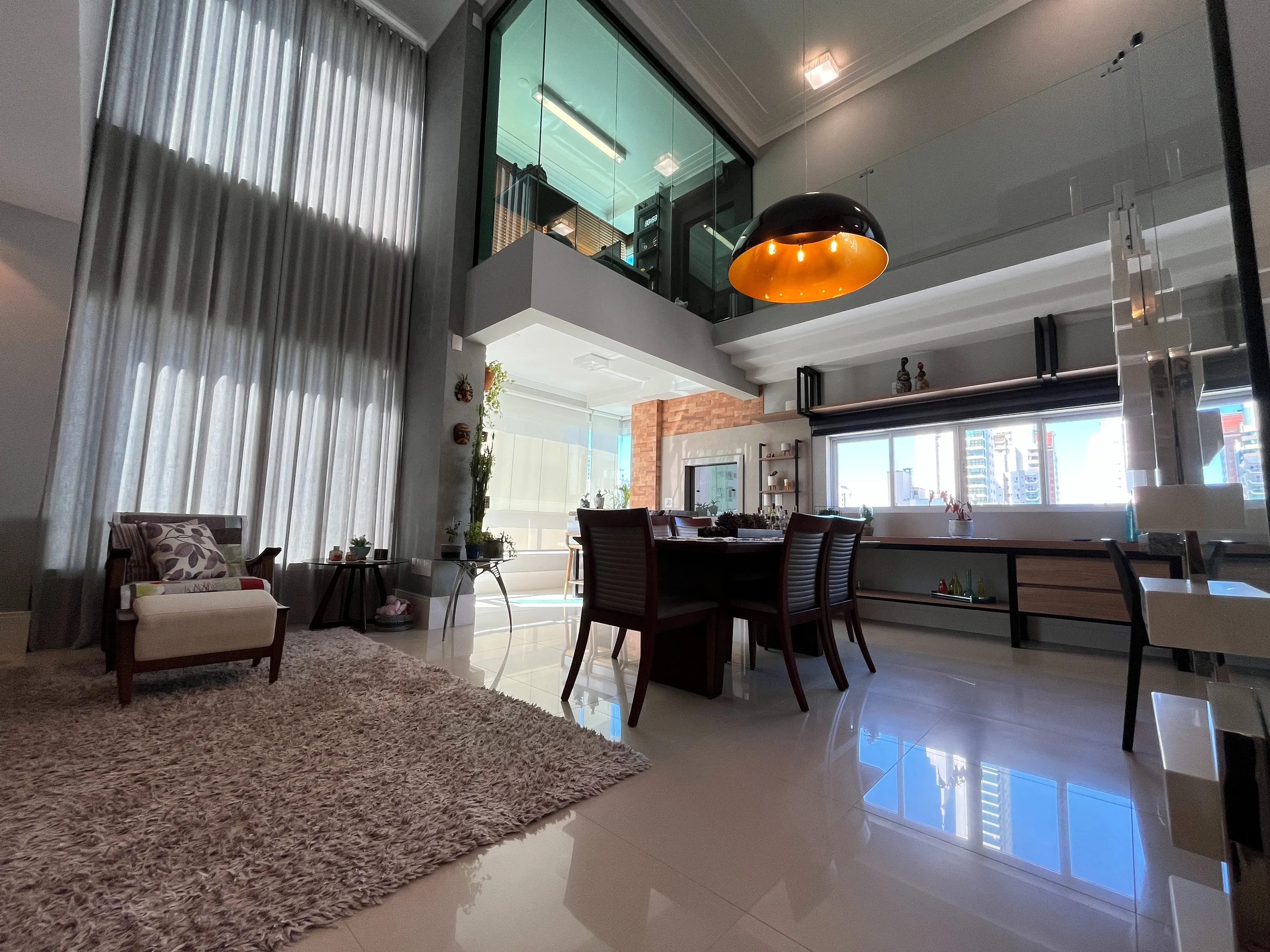 Apartamento duplex finamente mobiliado 3 suítes e 2 vagas no Centro de Balneário Camboriú/SC