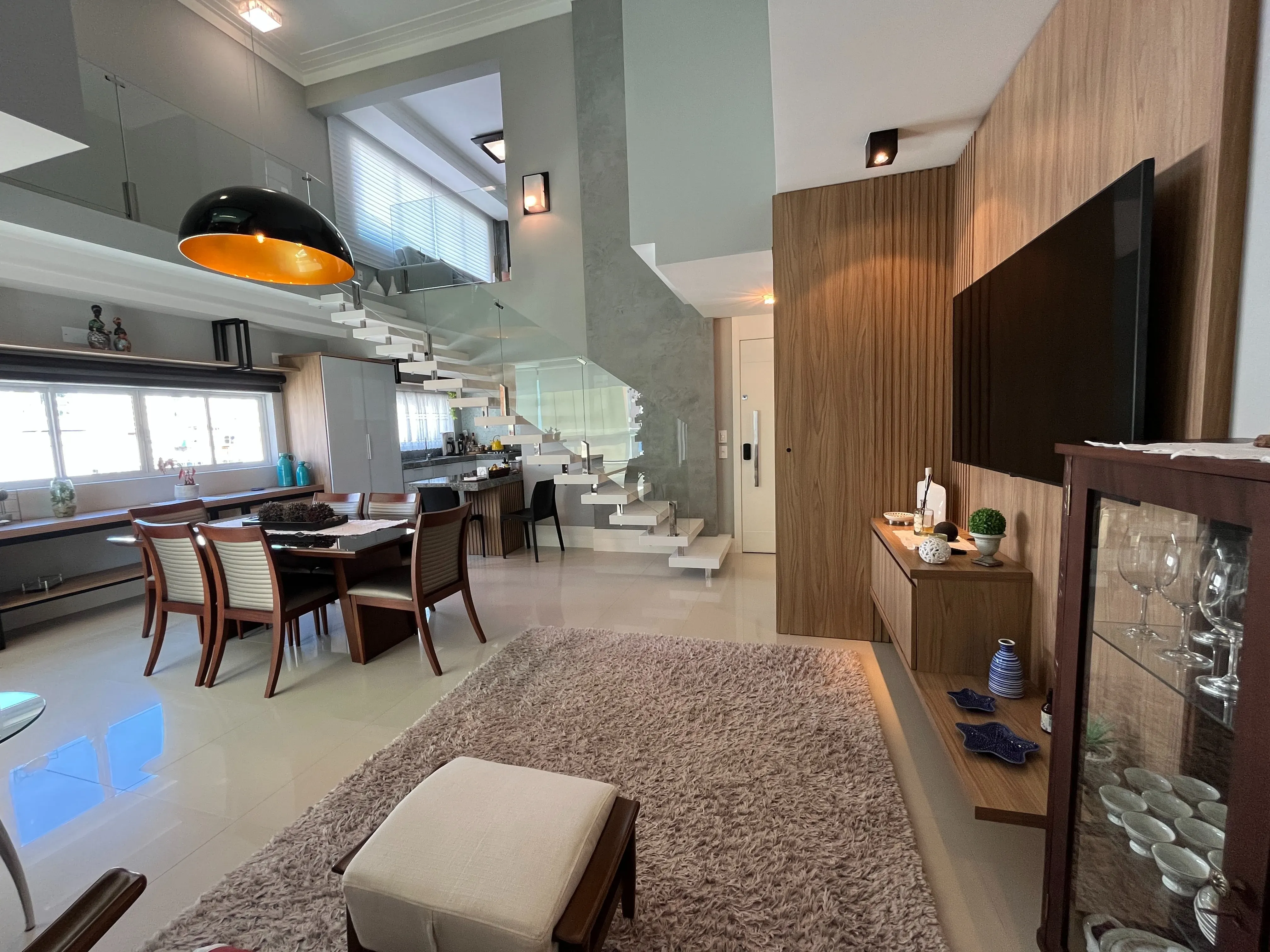 Apartamento duplex finamente mobiliado 3 suítes e 2 vagas no Centro de Balneário Camboriú/SC