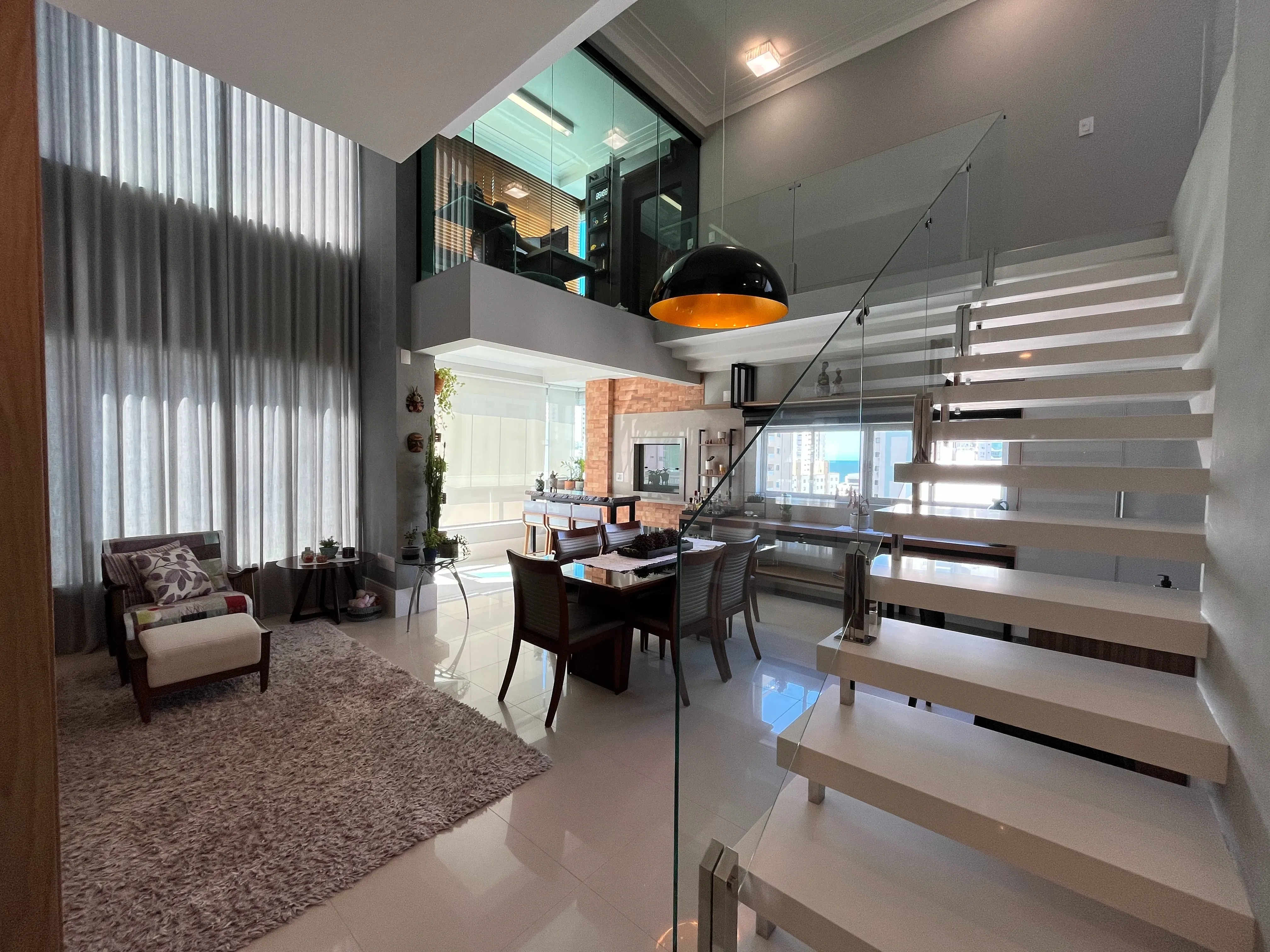 Apartamento duplex finamente mobiliado 3 suítes e 2 vagas no Centro de Balneário Camboriú/SC