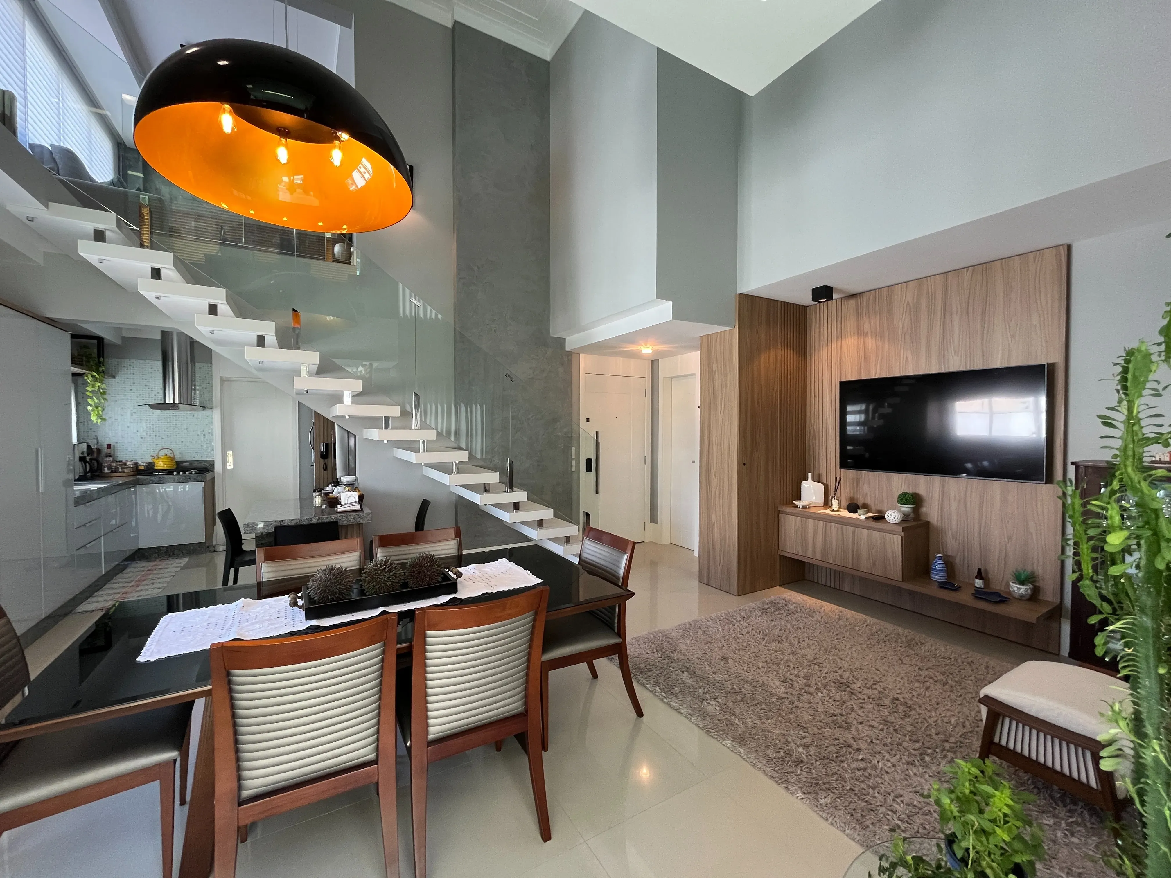 Apartamento duplex finamente mobiliado 3 suítes e 2 vagas no Centro de Balneário Camboriú/SC