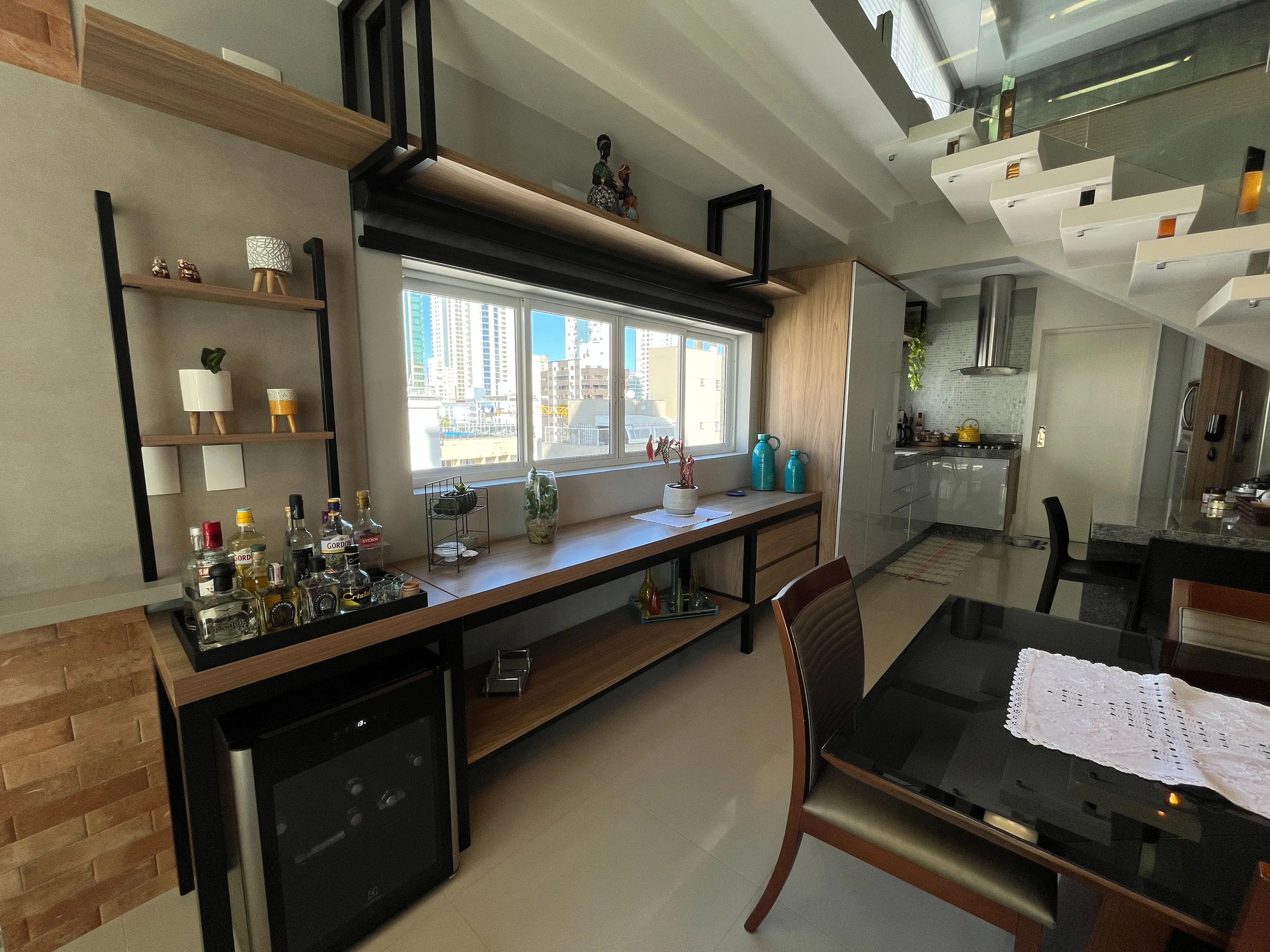 Apartamento duplex finamente mobiliado 3 suítes e 2 vagas no Centro de Balneário Camboriú/SC