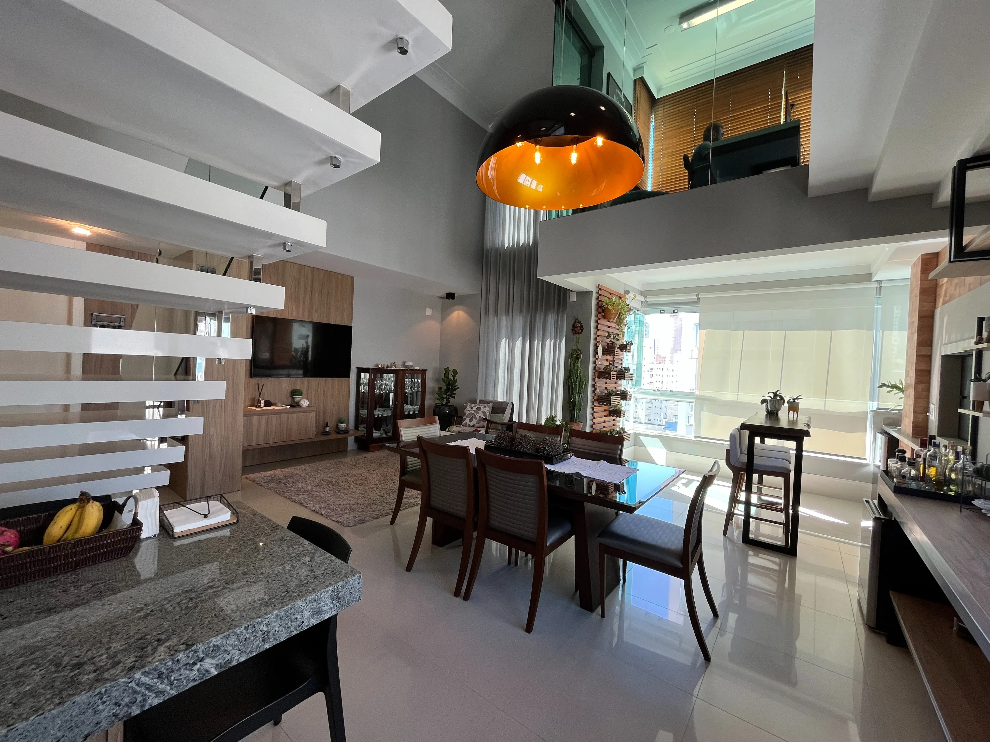 Apartamento duplex finamente mobiliado 3 suítes e 2 vagas no Centro de Balneário Camboriú/SC