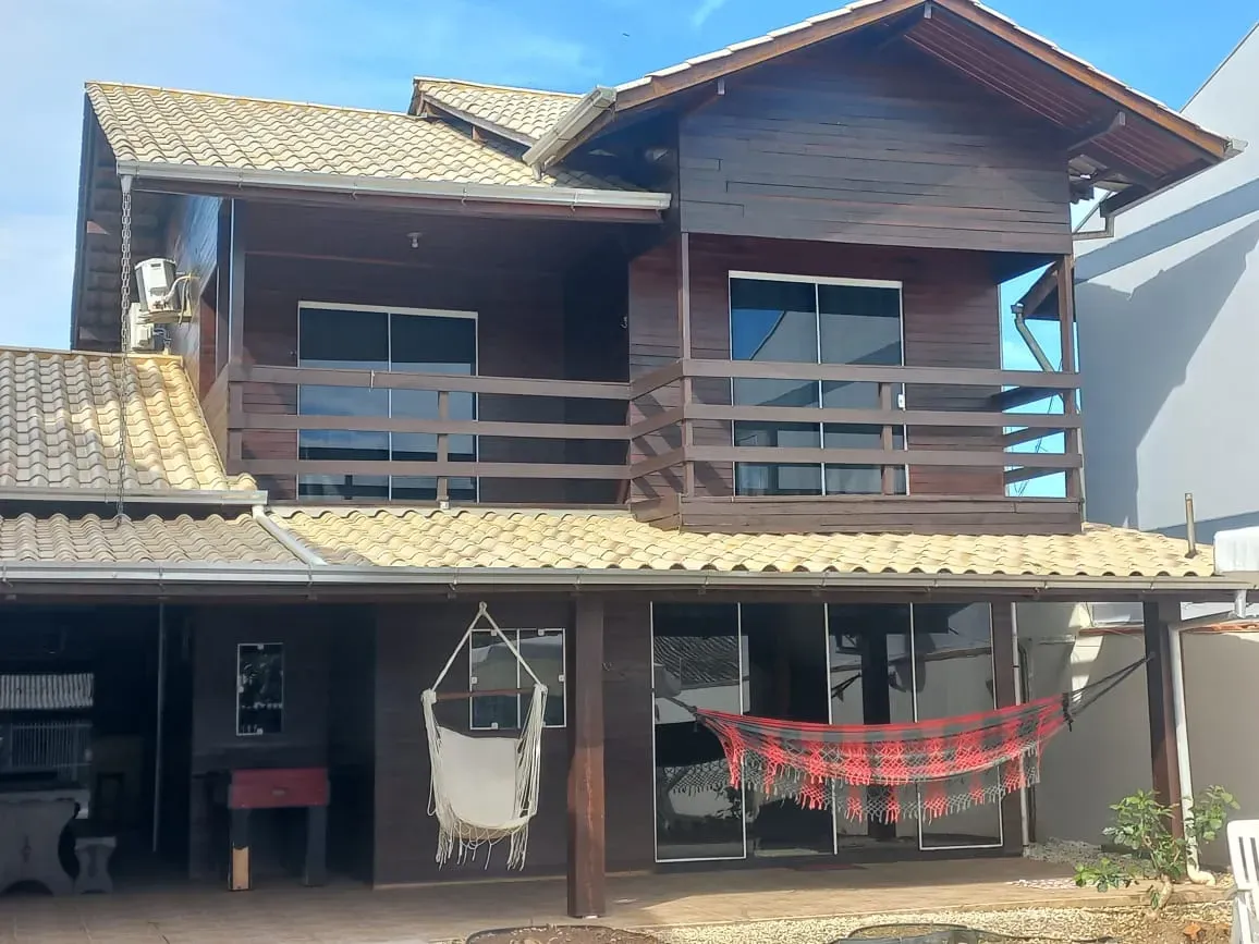 Casa com 3 dormitórios sendo 1 suíte e 2 vagas de garagem em Penha/SC