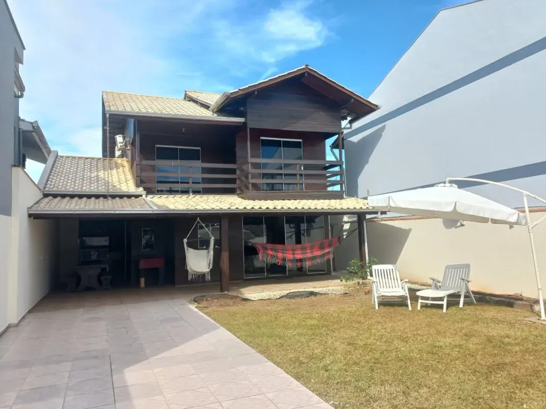 Casa com 3 dormitórios sendo 1 suíte e 2 vagas de garagem em Penha/SC