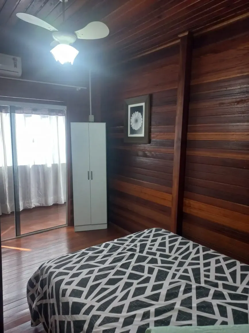 Casa com 3 dormitórios sendo 1 suíte e 2 vagas de garagem em Penha/SC