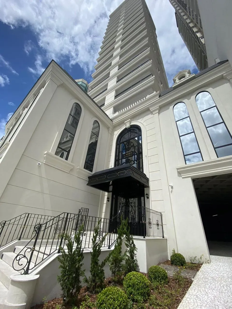 Apartamento Alto Padrão com 2 suítes + 2 demi e 2 vagas de garagem no Centro de Itajaí