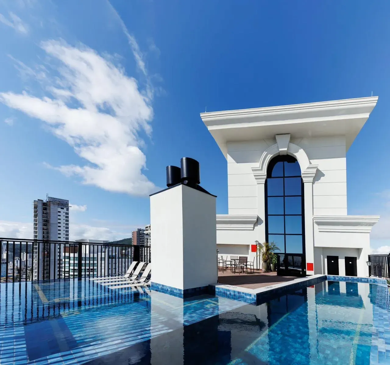 Apartamento Alto Padrão com 2 suítes + 2 demi e 2 vagas de garagem no Centro de Itajaí