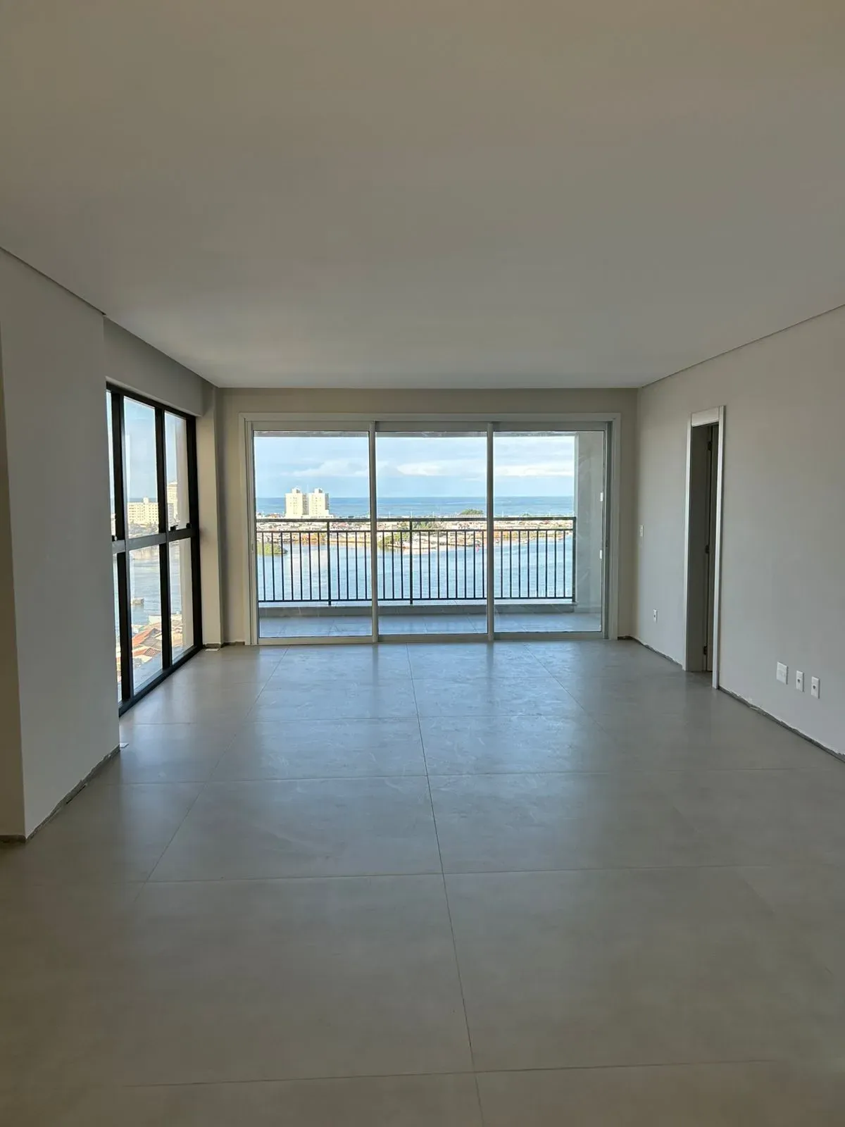 Apartamento Alto Padrão com 2 suítes + 2 demi e 2 vagas de garagem no Centro de Itajaí