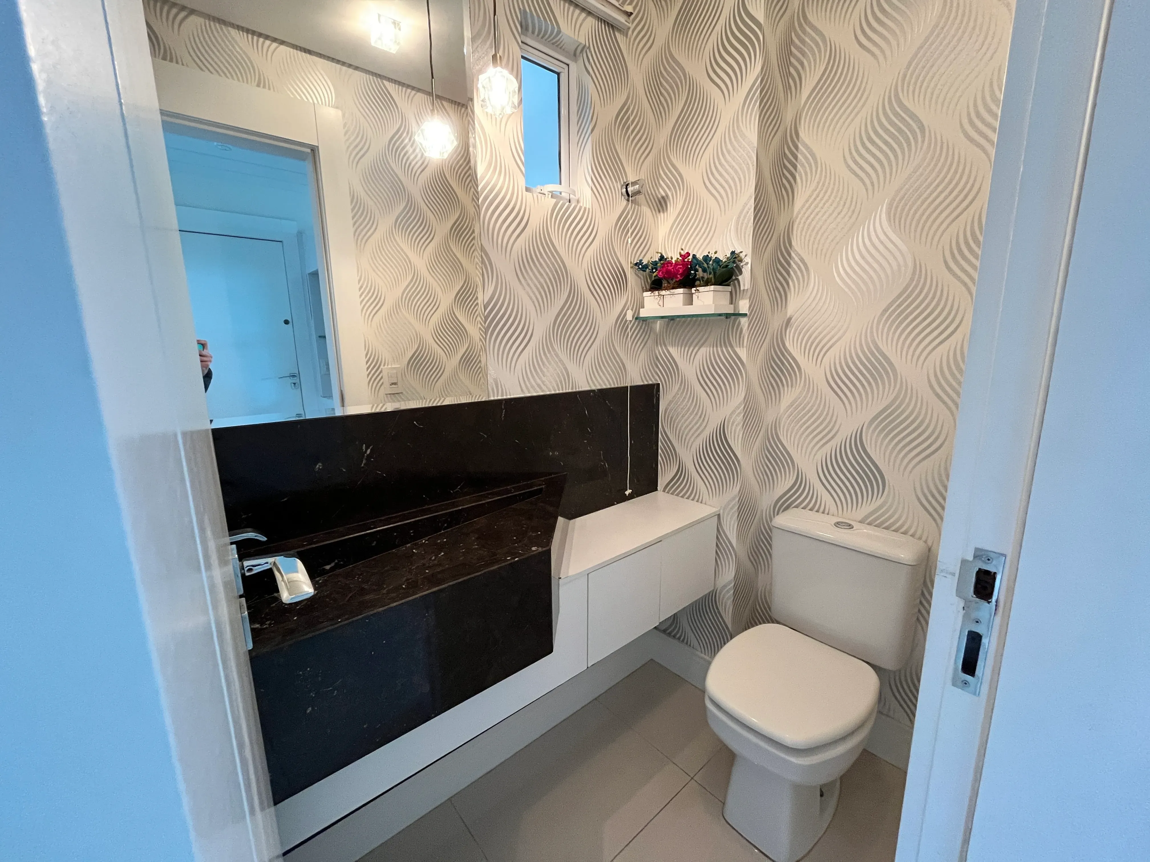 Apartamento com 3 dormitórios sendo 3 suítes e 2 vagas de garagem em Balneário Camboriú/SC