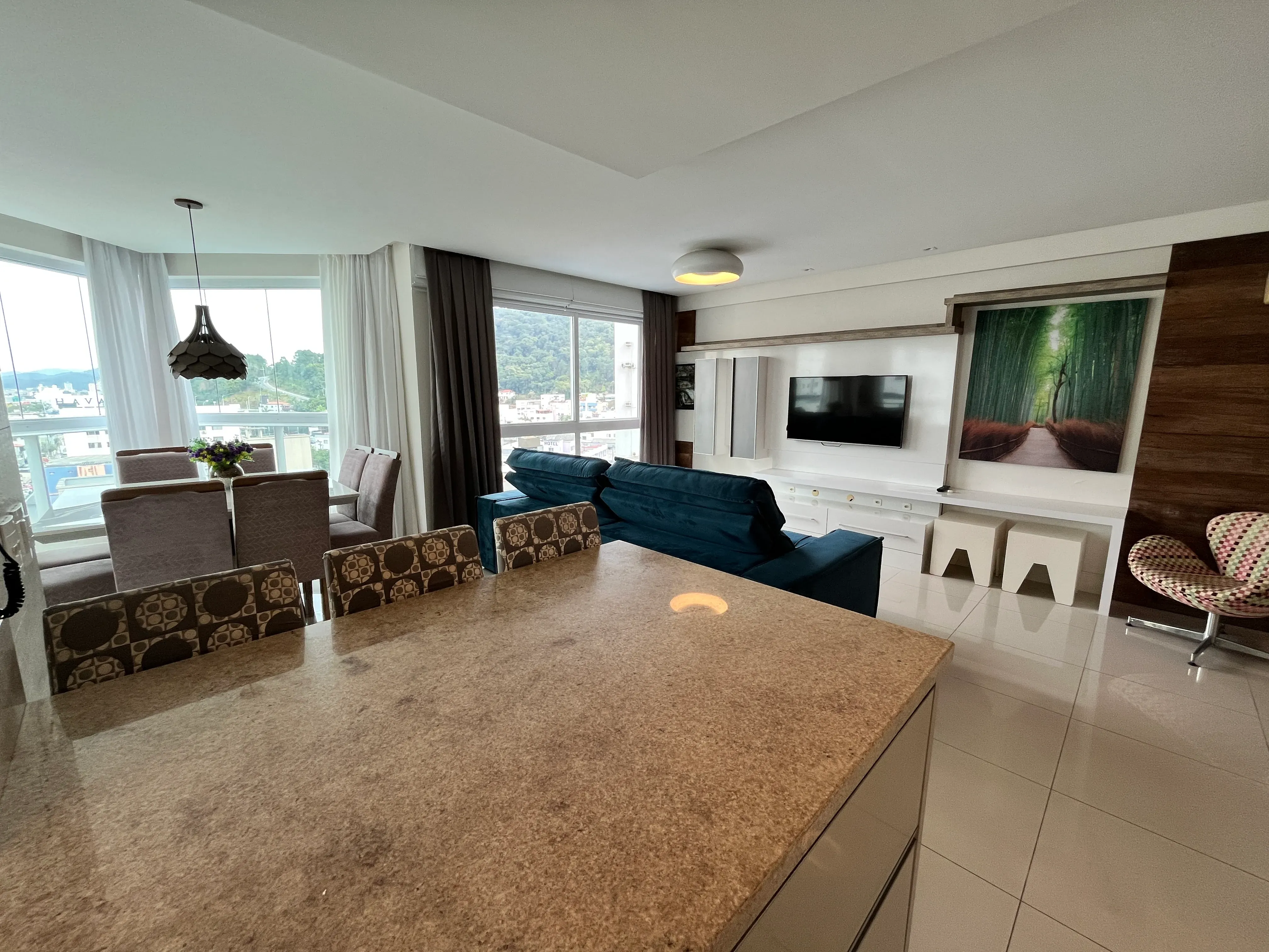 Apartamento com 3 dormitórios sendo 3 suítes e 2 vagas de garagem em Balneário Camboriú/SC