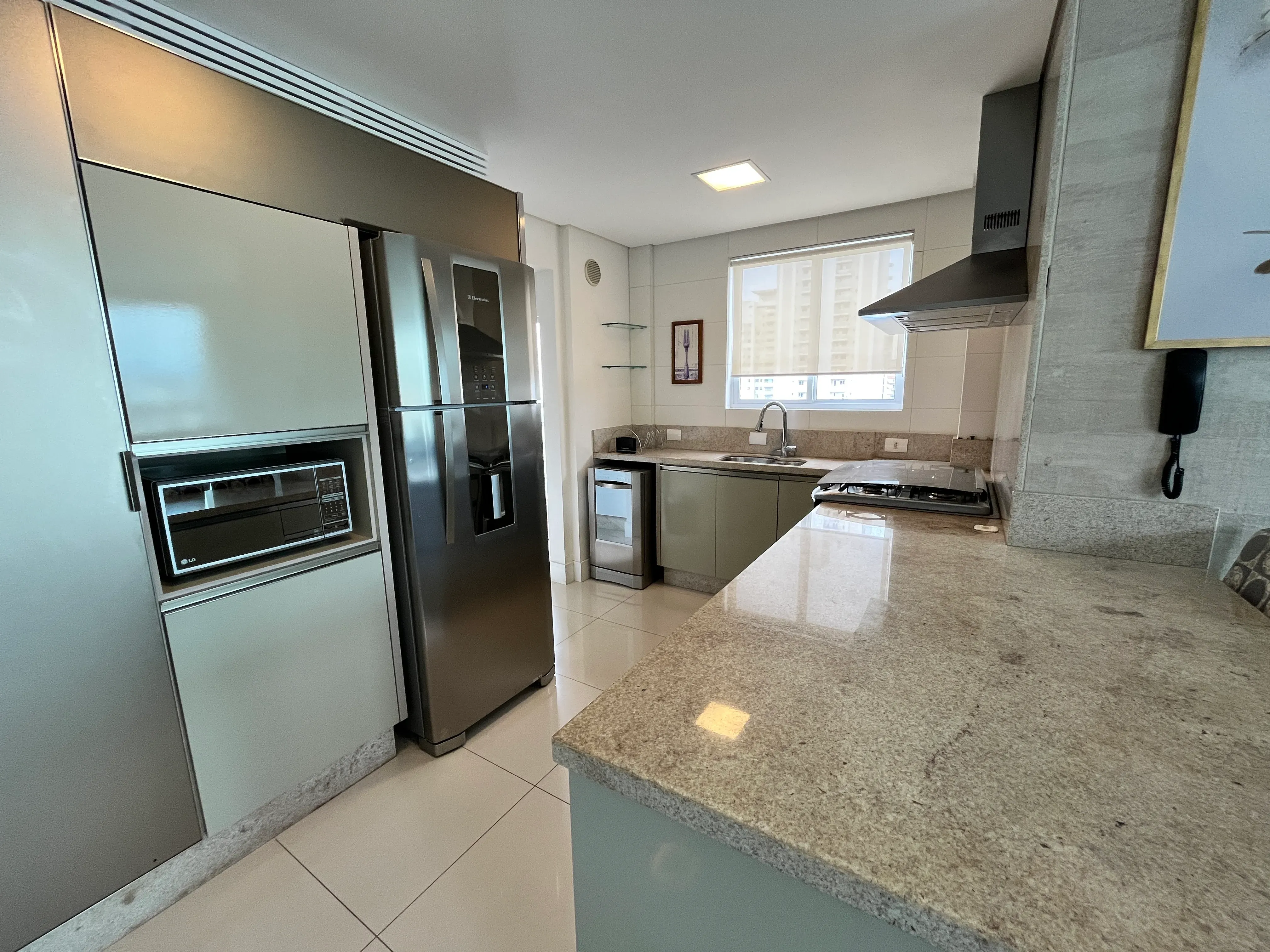 Apartamento com 3 dormitórios sendo 3 suítes e 2 vagas de garagem em Balneário Camboriú/SC