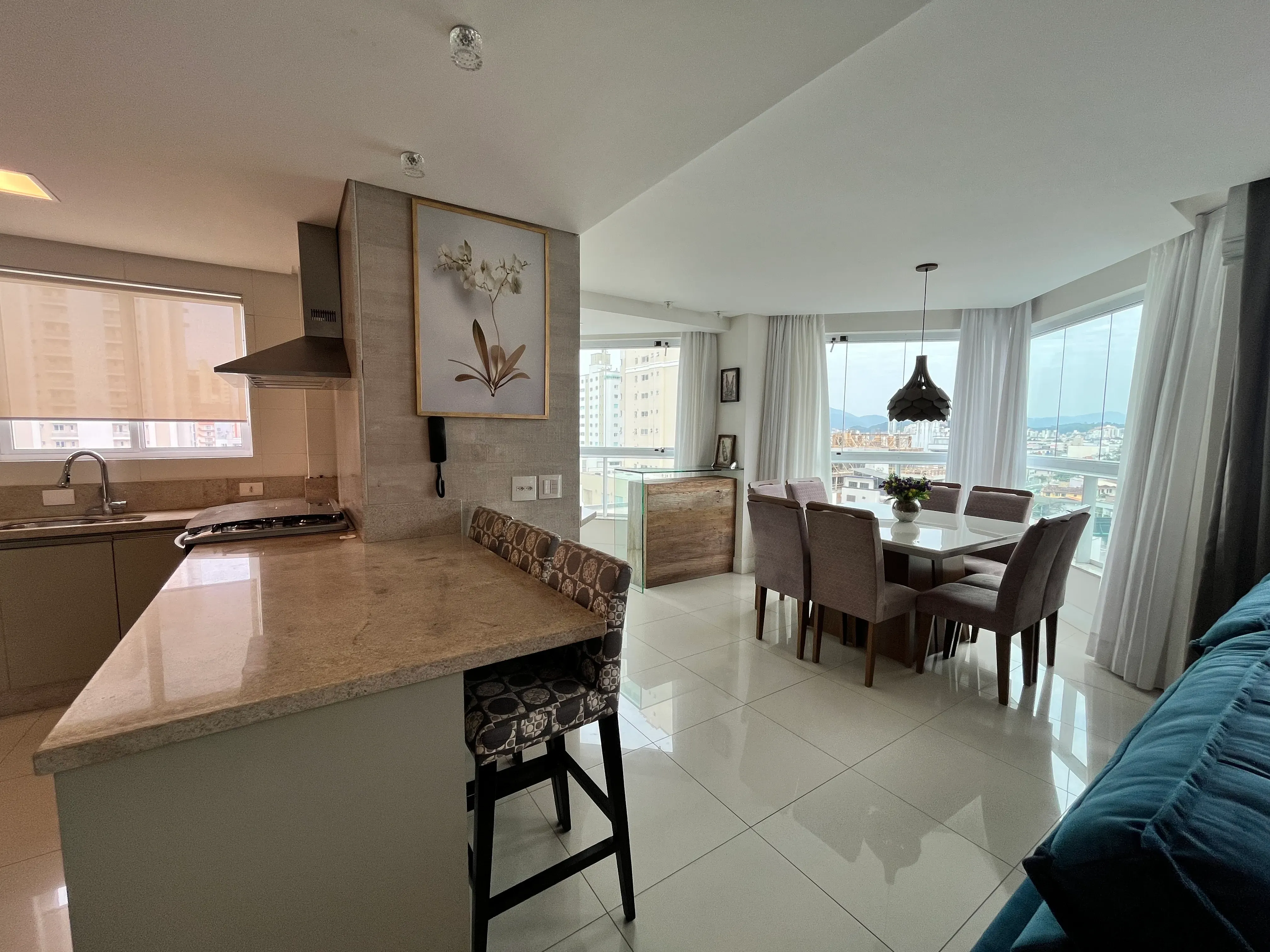 Apartamento com 3 dormitórios sendo 3 suítes e 2 vagas de garagem em Balneário Camboriú/SC