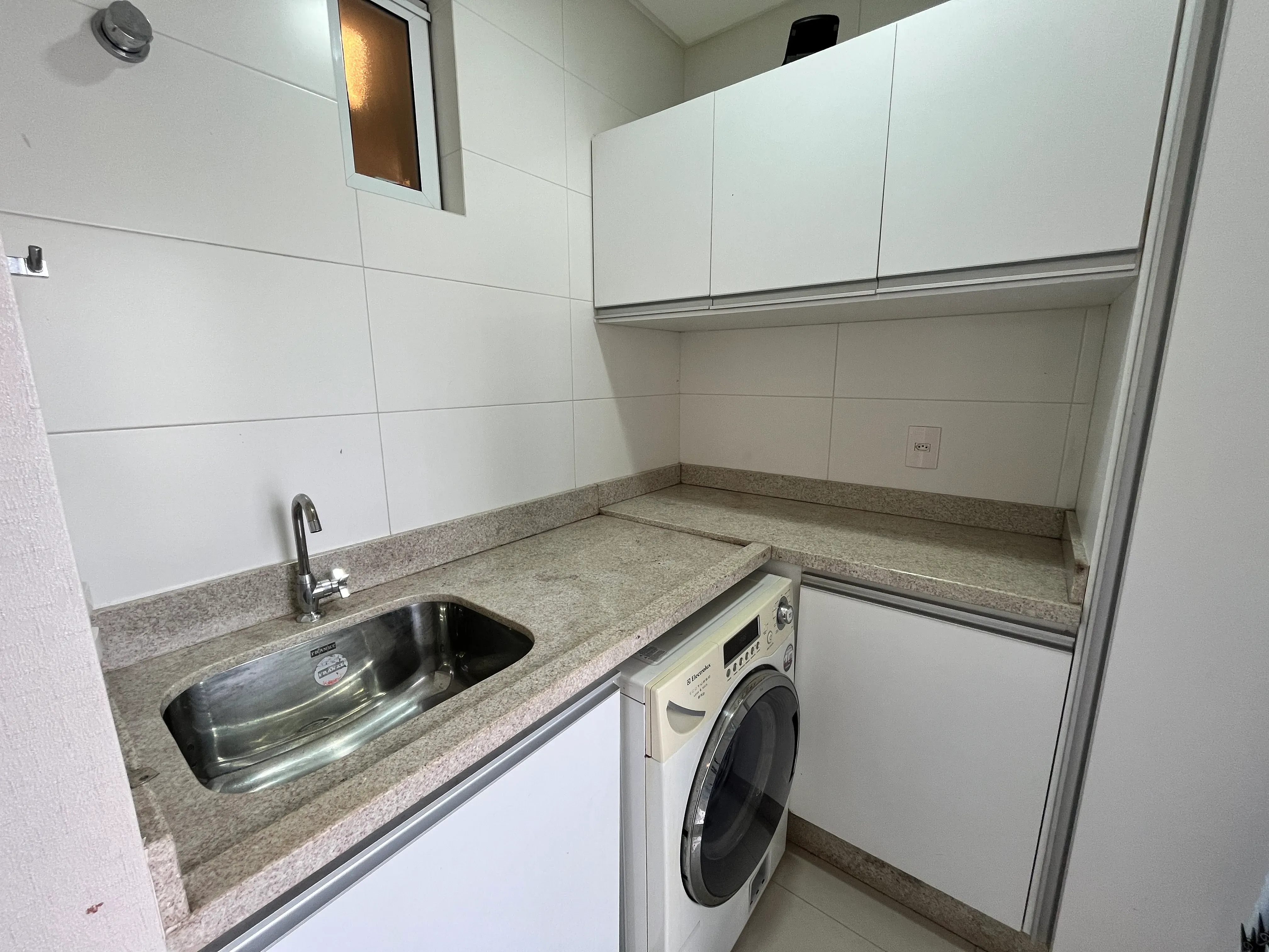 Apartamento com 3 dormitórios sendo 3 suítes e 2 vagas de garagem em Balneário Camboriú/SC