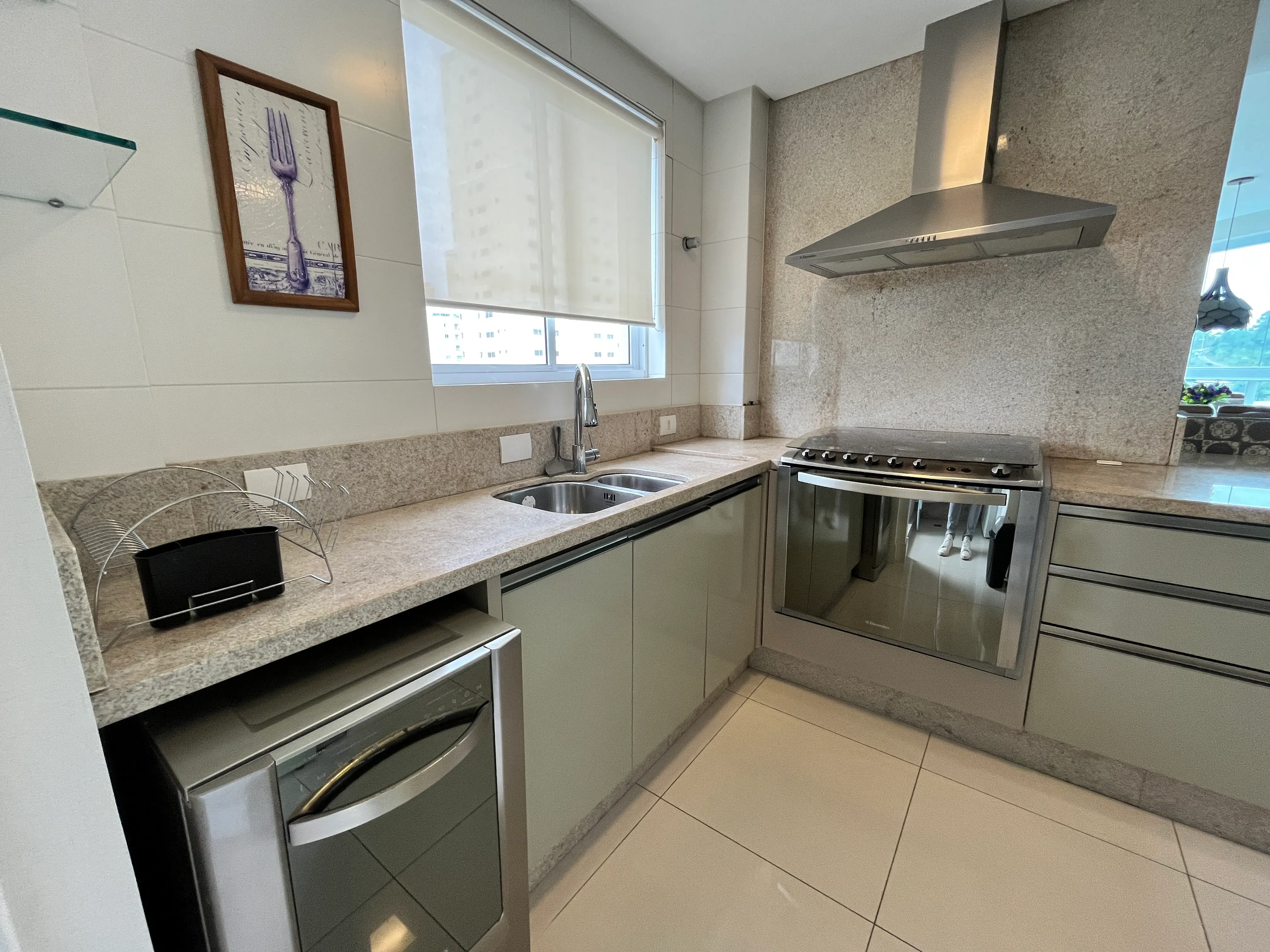 Apartamento com 3 dormitórios sendo 3 suítes e 2 vagas de garagem em Balneário Camboriú/SC