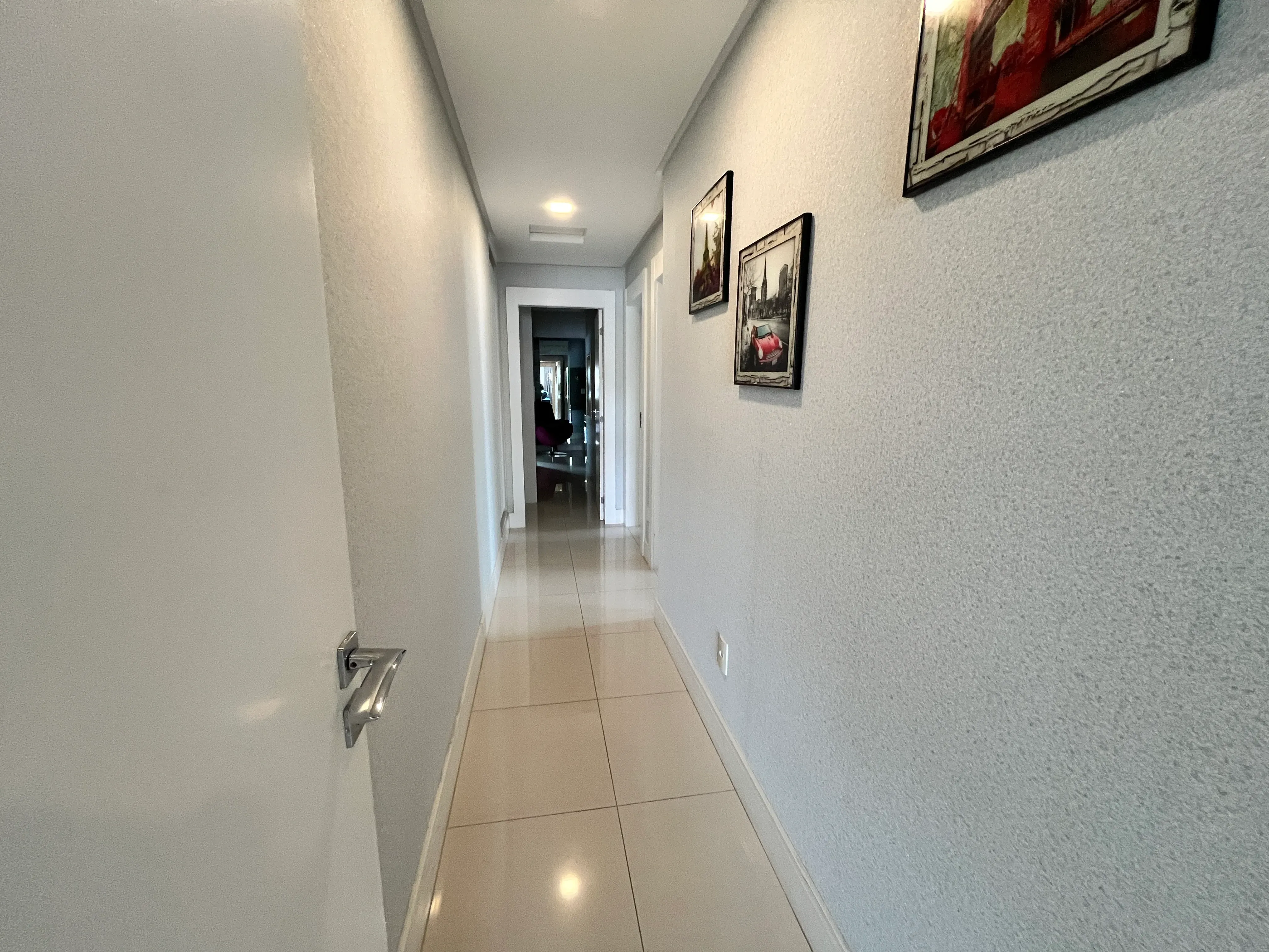 Apartamento com 3 dormitórios sendo 3 suítes e 2 vagas de garagem em Balneário Camboriú/SC