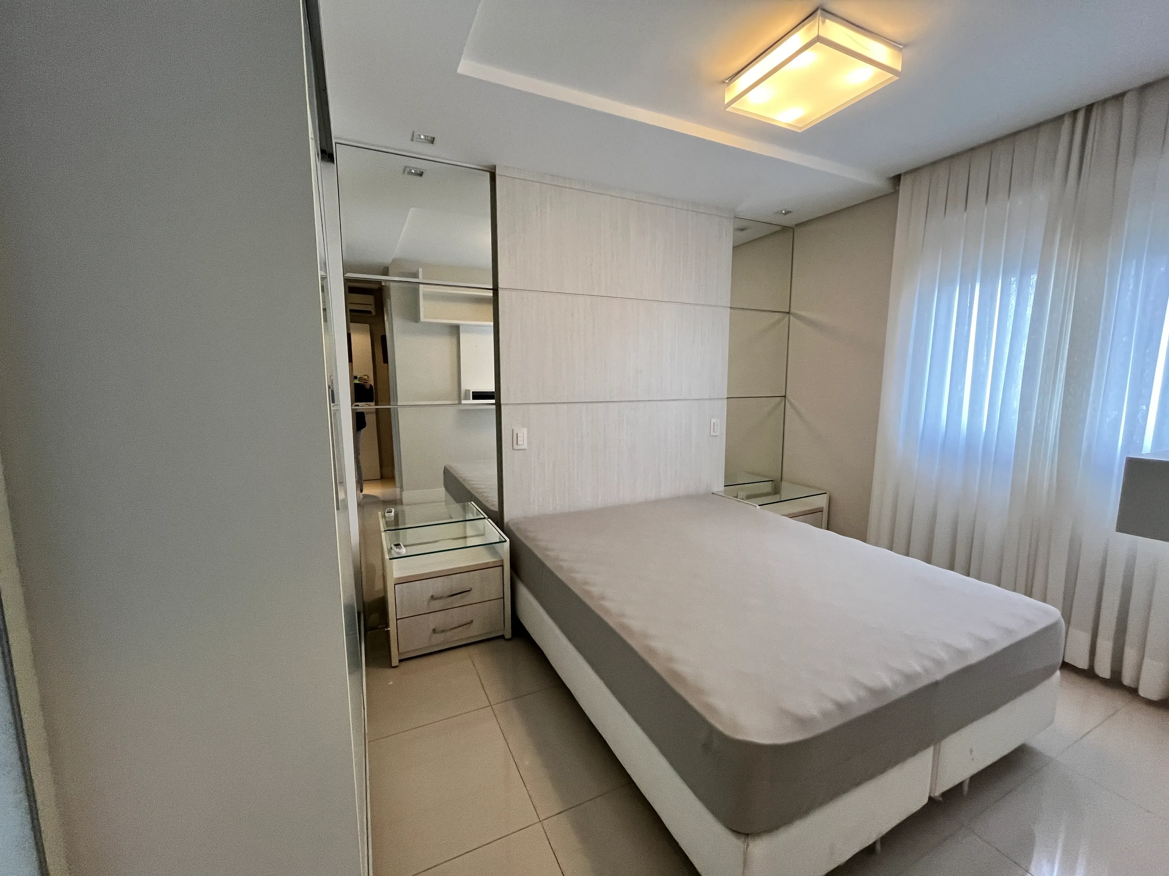 Apartamento com 3 dormitórios sendo 3 suítes e 2 vagas de garagem em Balneário Camboriú/SC