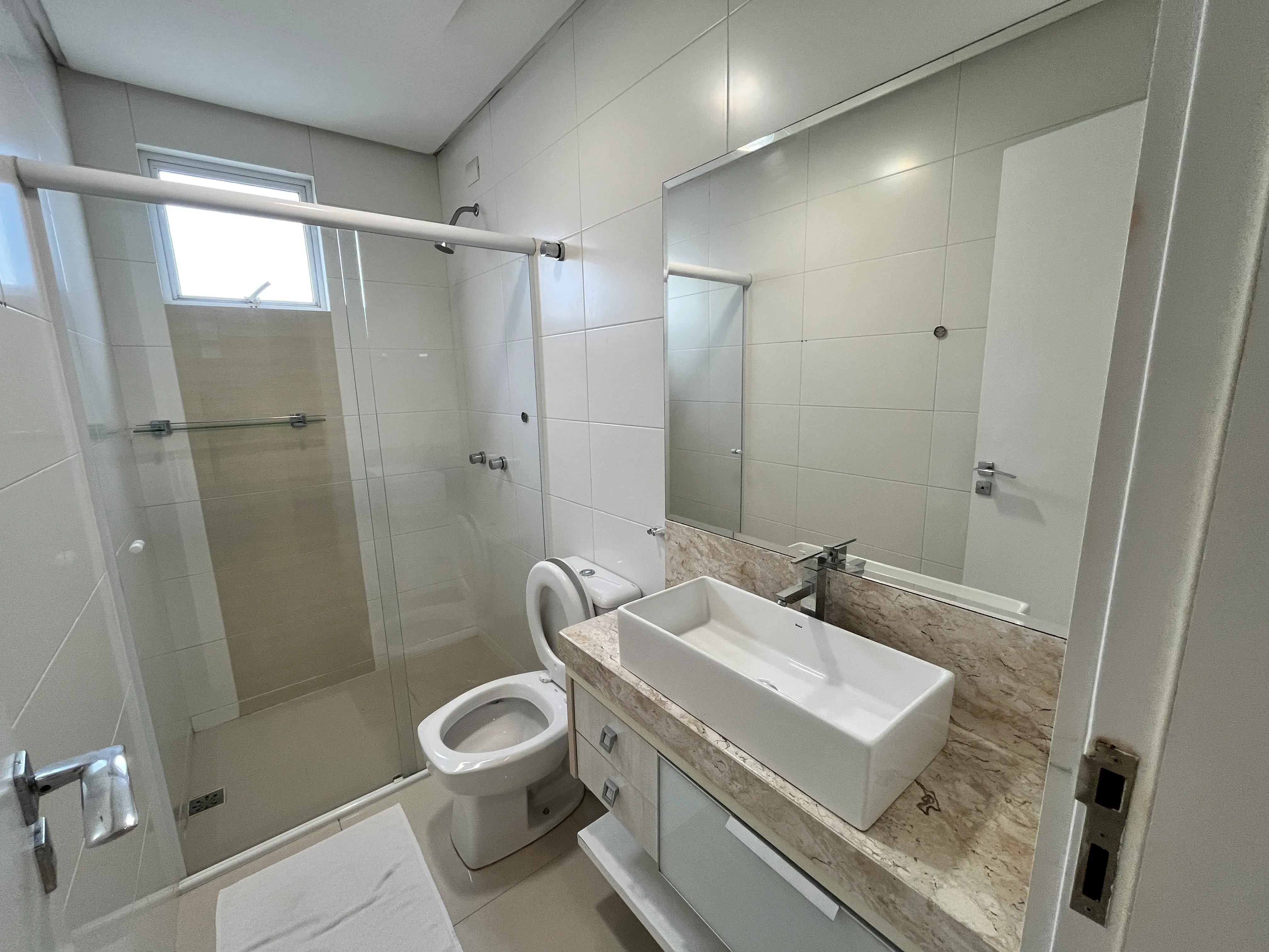 Apartamento com 3 dormitórios sendo 3 suítes e 2 vagas de garagem em Balneário Camboriú/SC