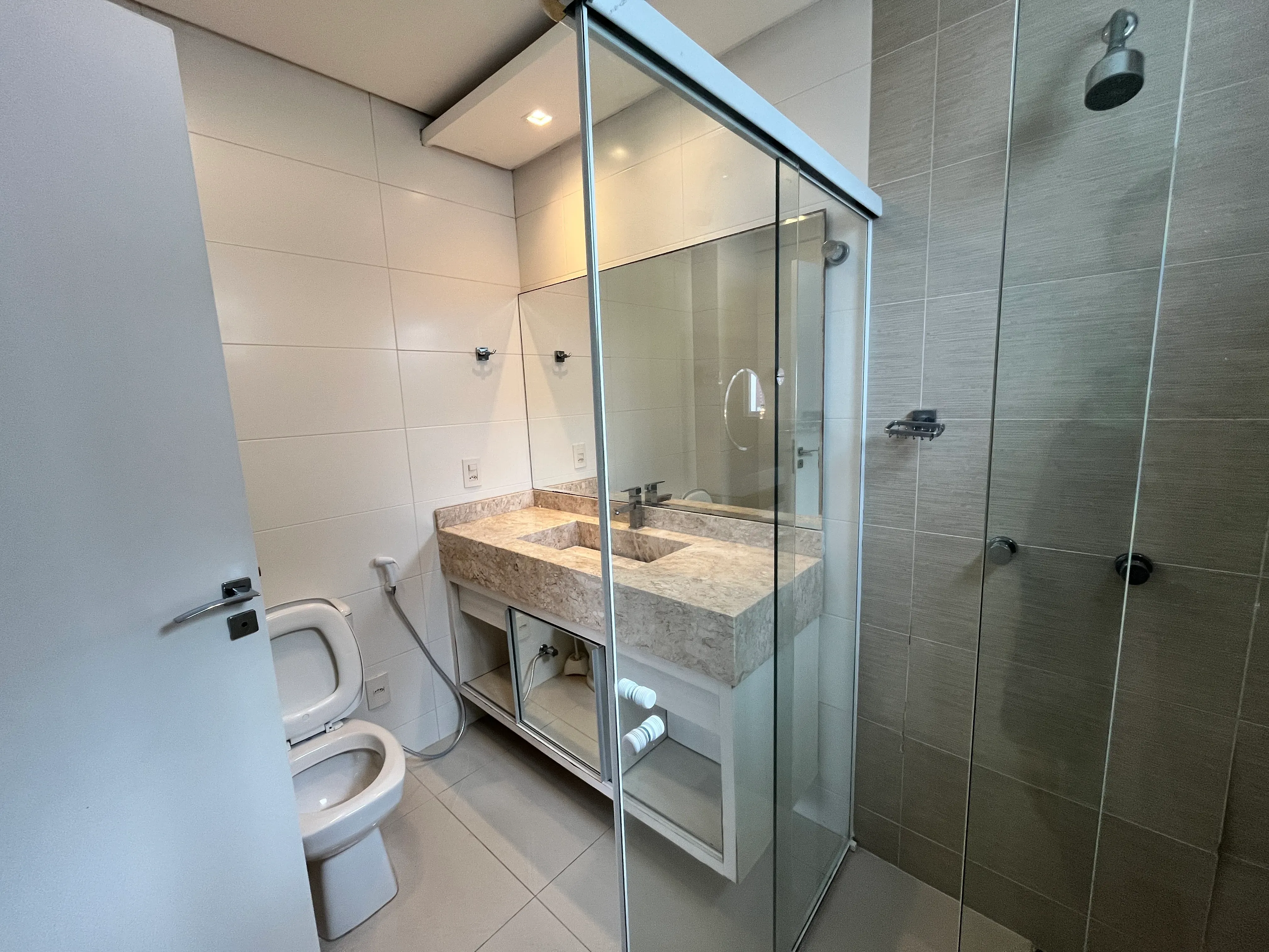 Apartamento com 3 dormitórios sendo 3 suítes e 2 vagas de garagem em Balneário Camboriú/SC