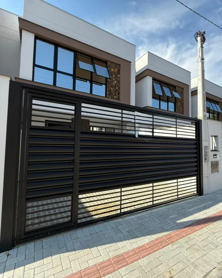 Casa com 3 dormitórios sendo 3 suítes e 2 vagas de garagem em Balneário Piçarras/SC