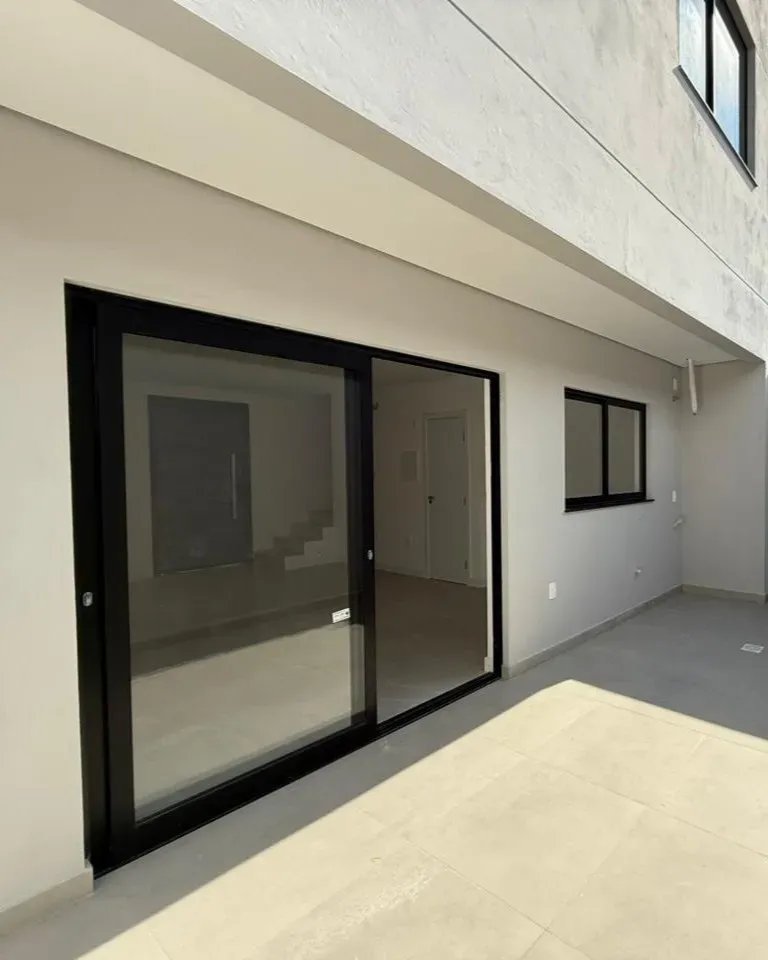 Casa com 3 dormitórios sendo 3 suítes e 2 vagas de garagem em Balneário Piçarras/SC