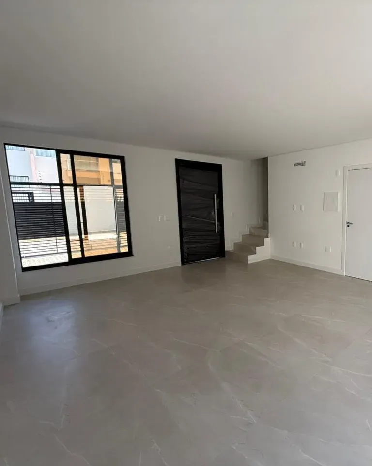 Casa com 3 dormitórios sendo 3 suítes e 2 vagas de garagem em Balneário Piçarras/SC