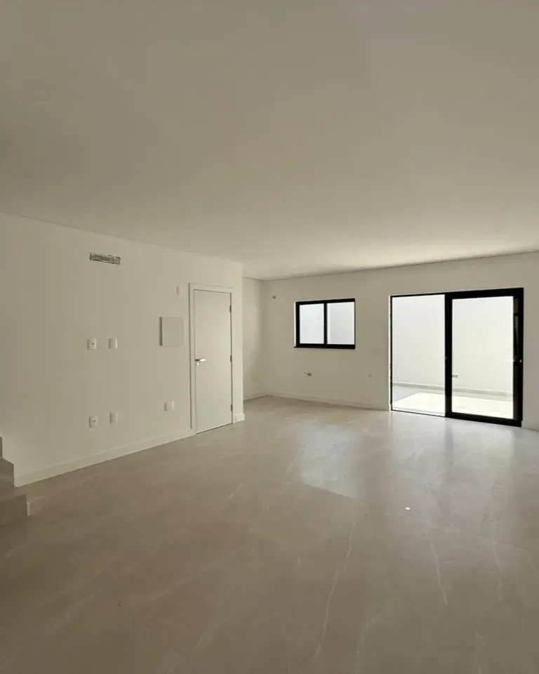 Casa com 3 dormitórios sendo 3 suítes e 2 vagas de garagem em Balneário Piçarras/SC